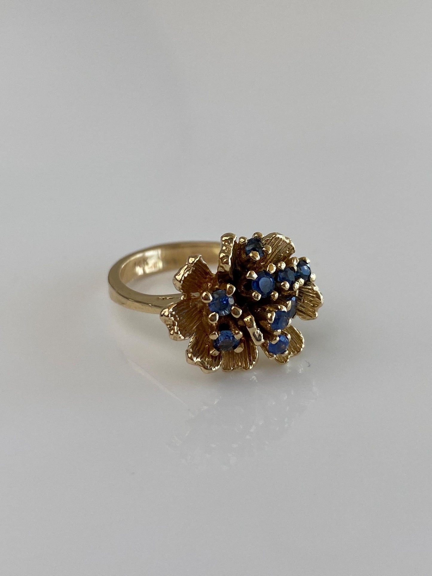 Vintage Solid 14k Yellow Gold Dusty Blue Sapphire Cluster Flower Ring - Size 5.5