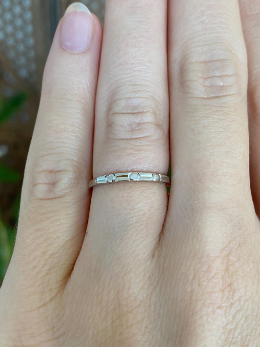 Vintage Solid 14k White Gold Slim Designed Ring Band - Size 5