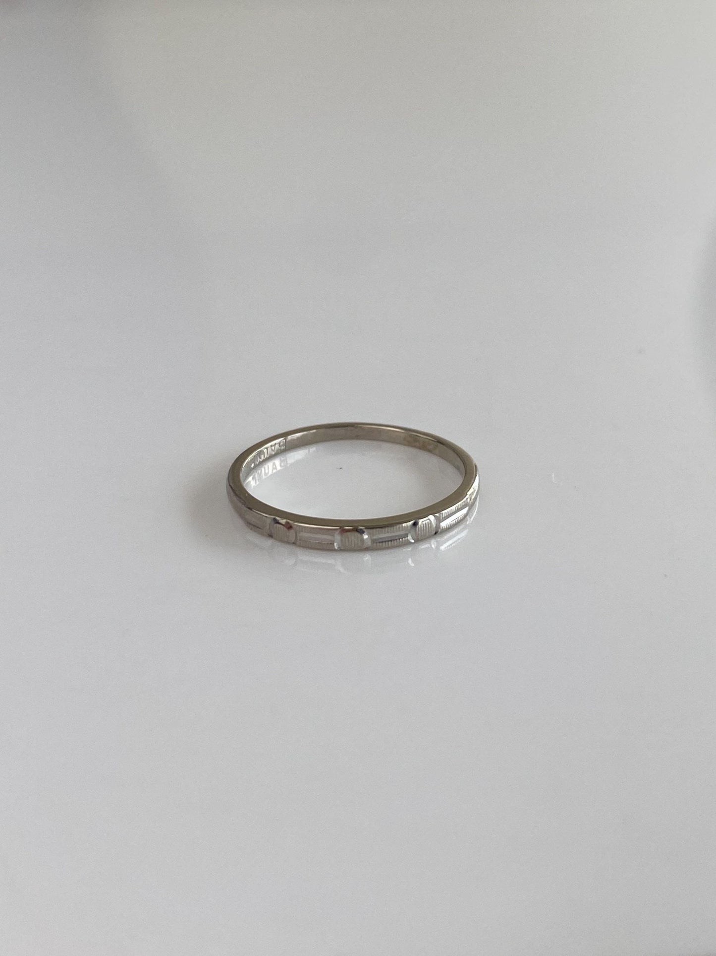 Vintage Solid 14k White Gold Slim Designed Ring Band - Size 5