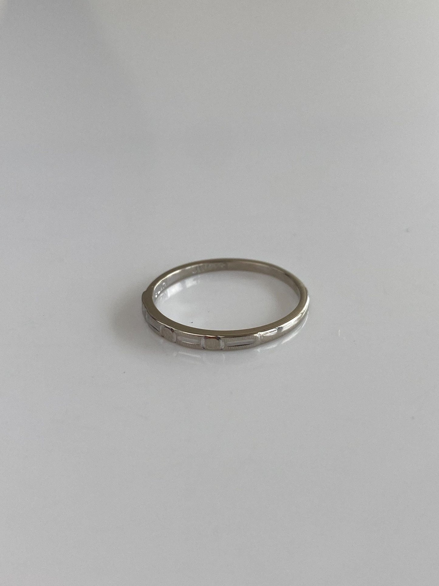 Vintage Solid 14k White Gold Slim Designed Ring Band - Size 5