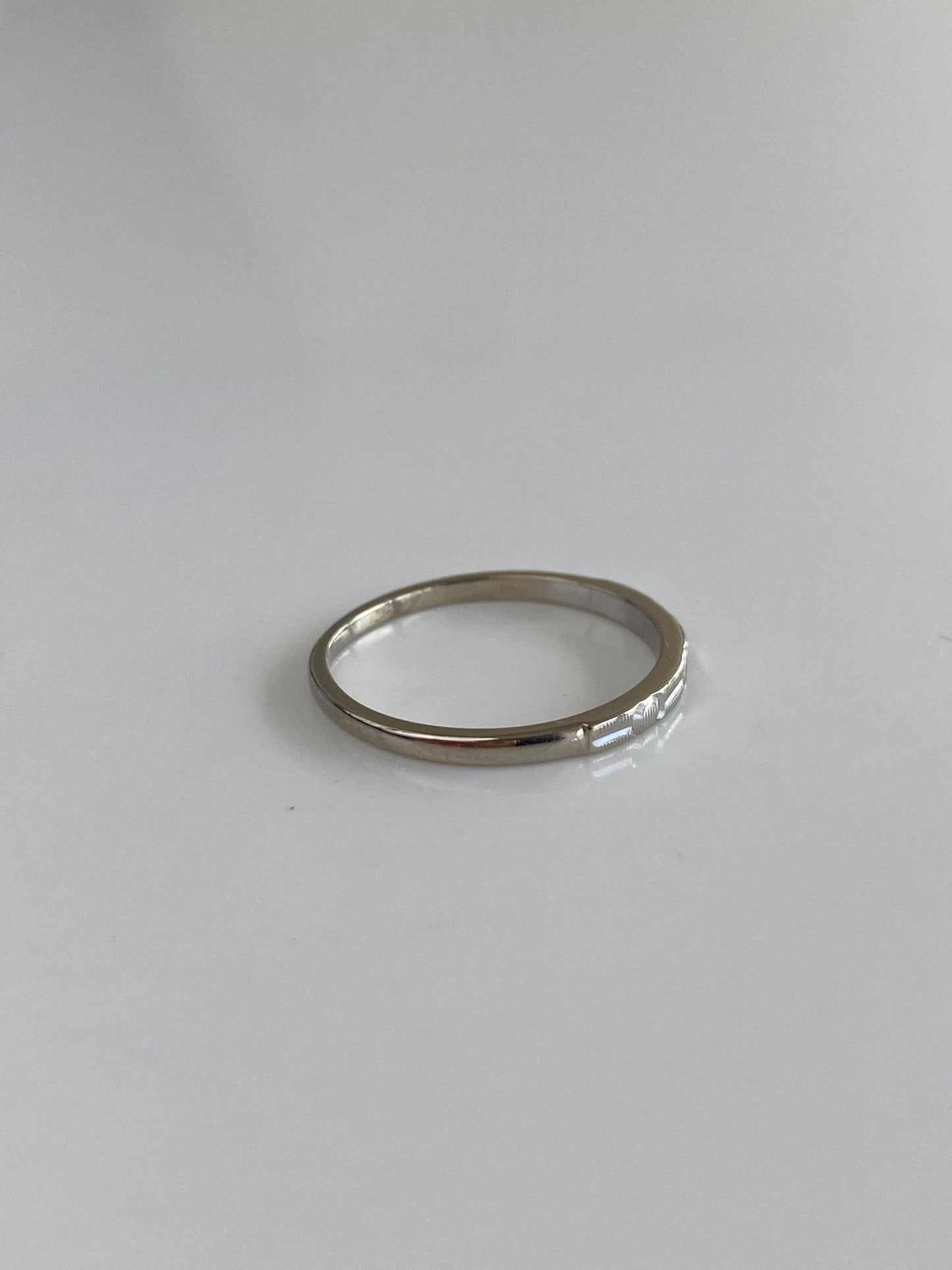 Vintage Solid 14k White Gold Slim Designed Ring Band - Size 5
