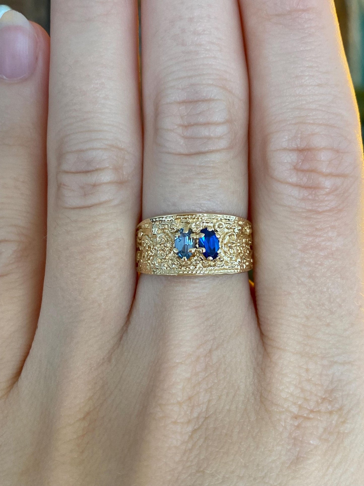 Vintage Solid 14k Yellow Gold Light & Dark Blue Spinel Designed Ring Band - Size 7