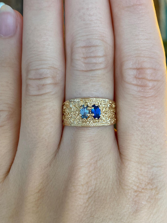 Vintage Solid 14k Yellow Gold Light & Dark Blue Spinel Designed Ring Band - Size 7