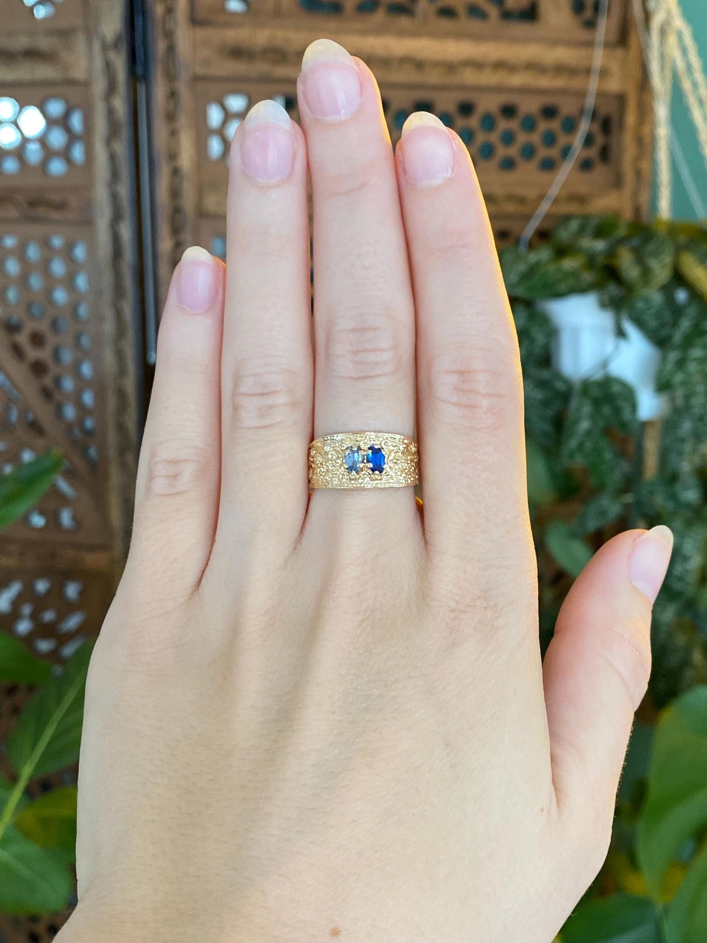 Vintage Solid 14k Yellow Gold Light & Dark Blue Spinel Designed Ring Band - Size 7