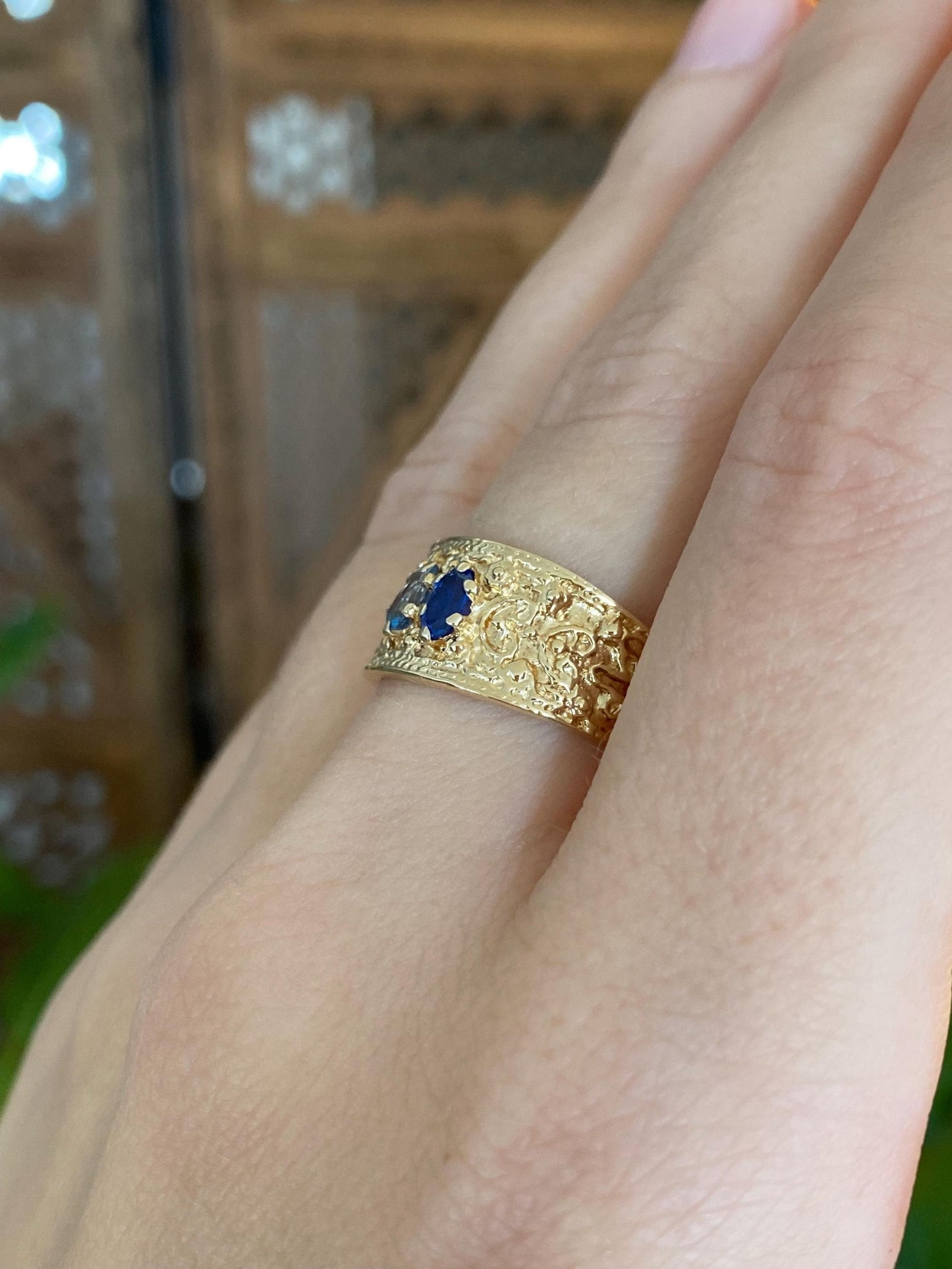 Vintage Solid 14k Yellow Gold Light & Dark Blue Spinel Designed Ring Band - Size 7