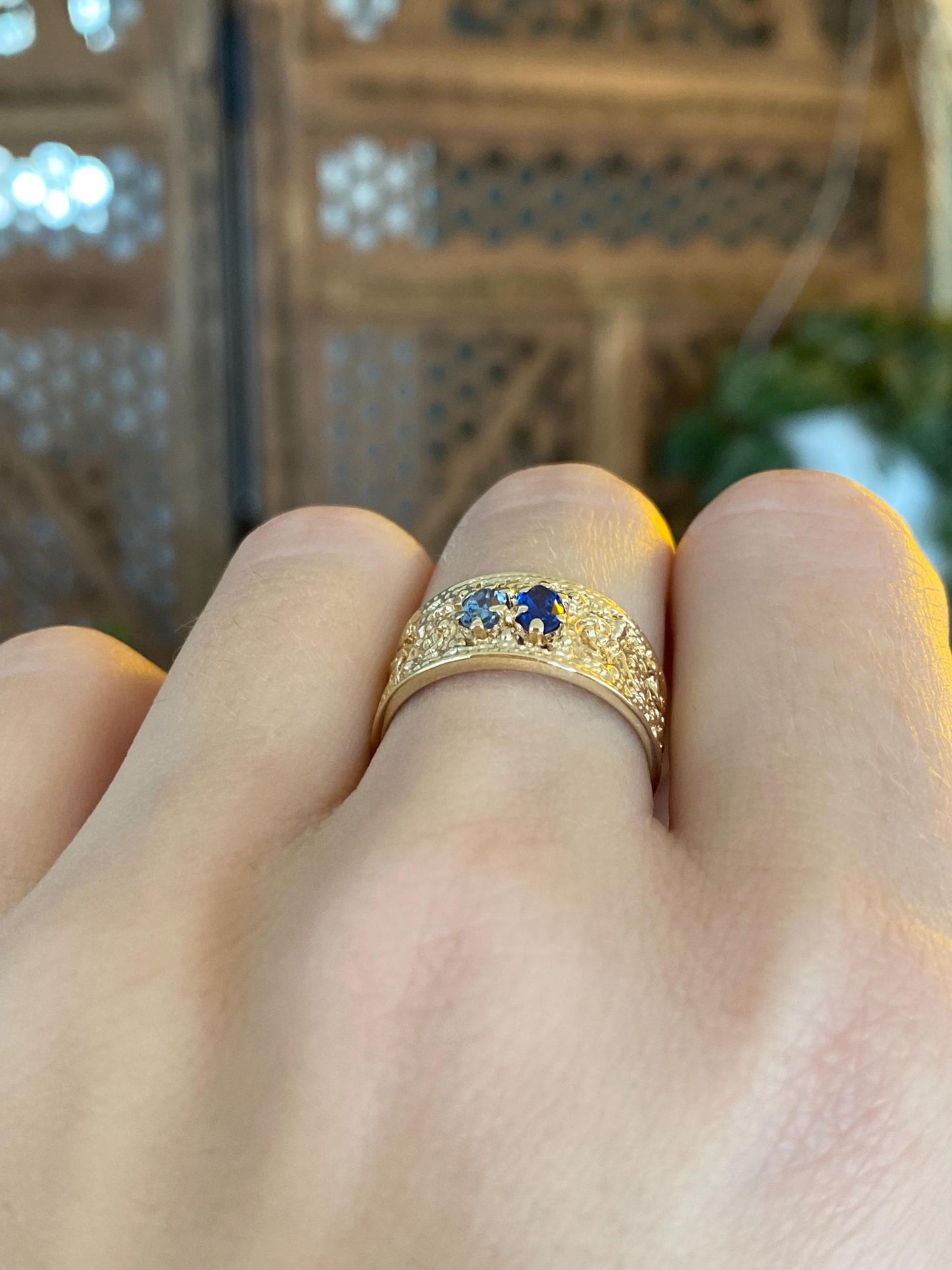 Vintage Solid 14k Yellow Gold Light & Dark Blue Spinel Designed Ring Band - Size 7