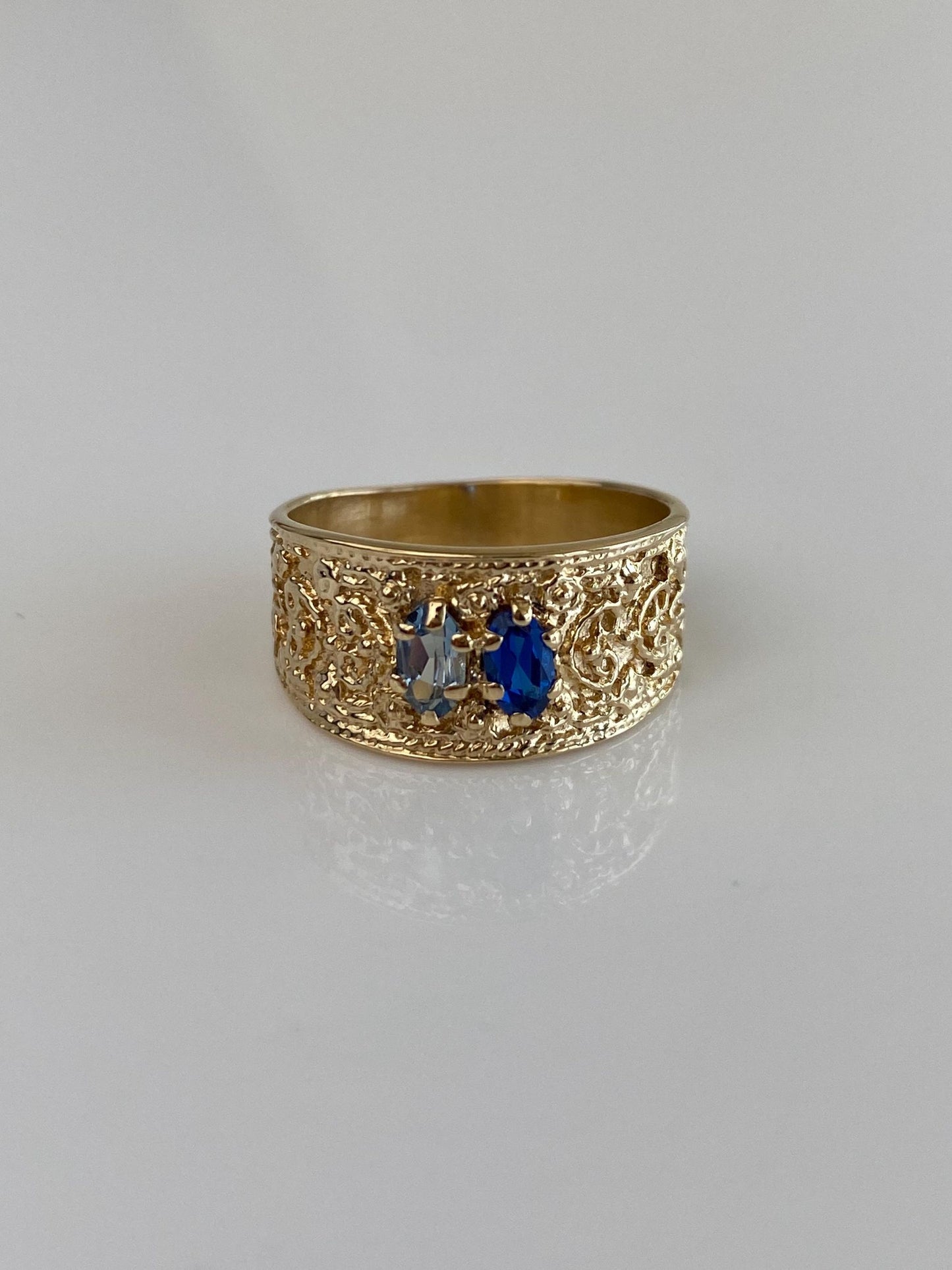 Vintage Solid 14k Yellow Gold Light & Dark Blue Spinel Designed Ring Band - Size 7