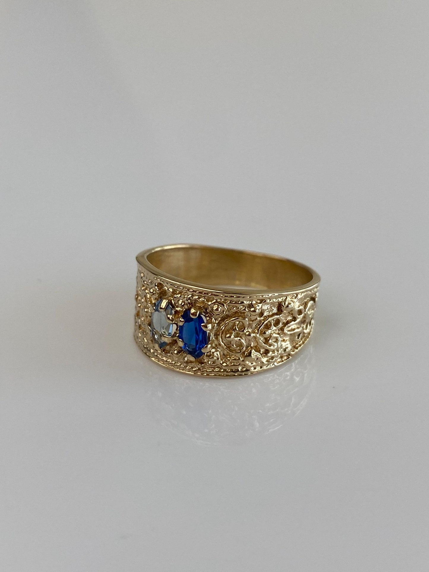 Vintage Solid 14k Yellow Gold Light & Dark Blue Spinel Designed Ring Band - Size 7