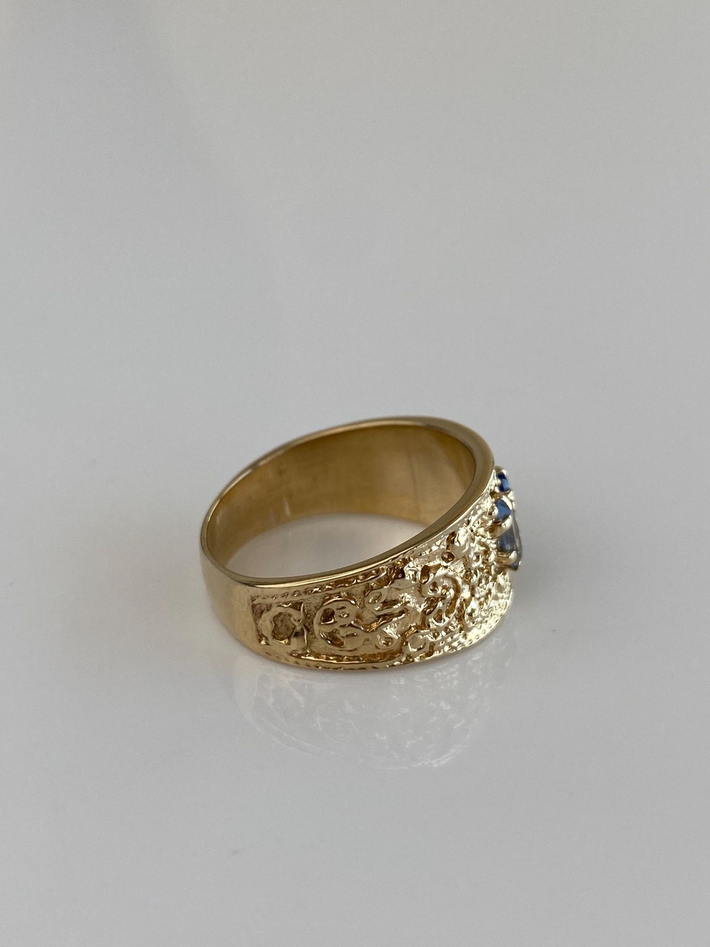 Vintage Solid 14k Yellow Gold Light & Dark Blue Spinel Designed Ring Band - Size 7