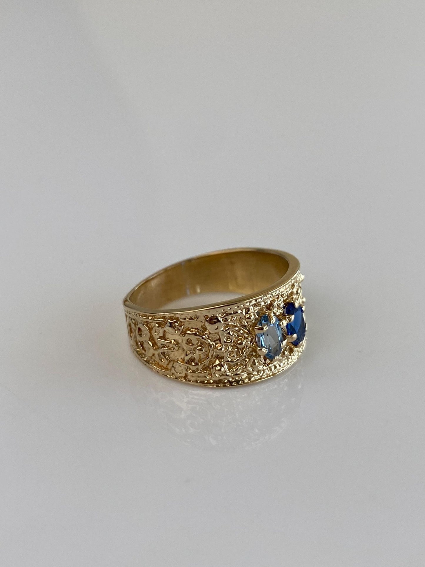 Vintage Solid 14k Yellow Gold Light & Dark Blue Spinel Designed Ring Band - Size 7
