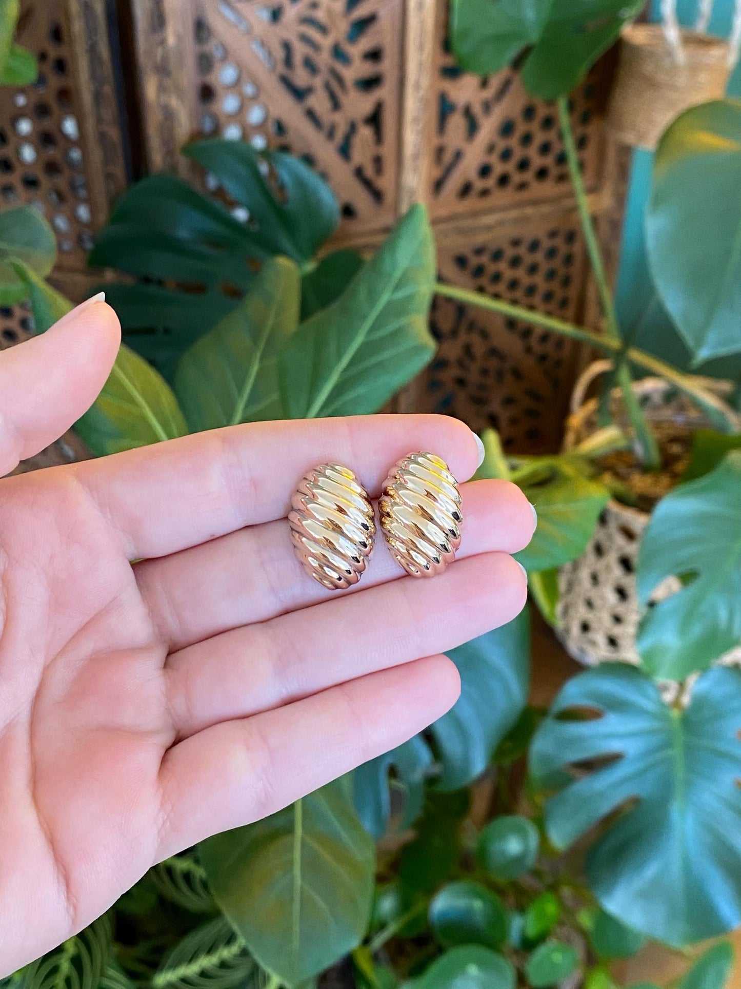 Vintage 14k Yellow Gold Scalloped Stud Earrings