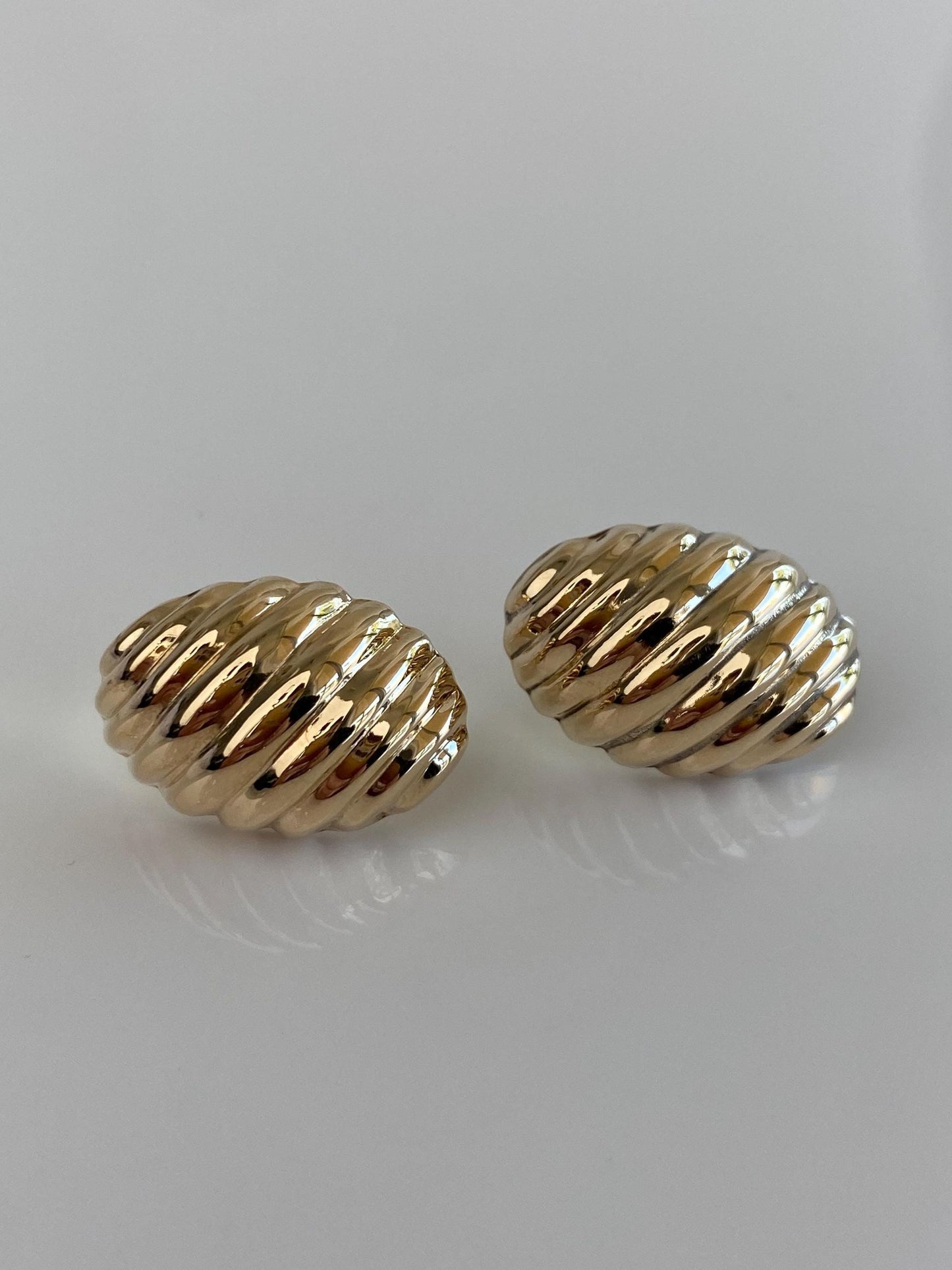 Vintage 14k Yellow Gold Scalloped Stud Earrings