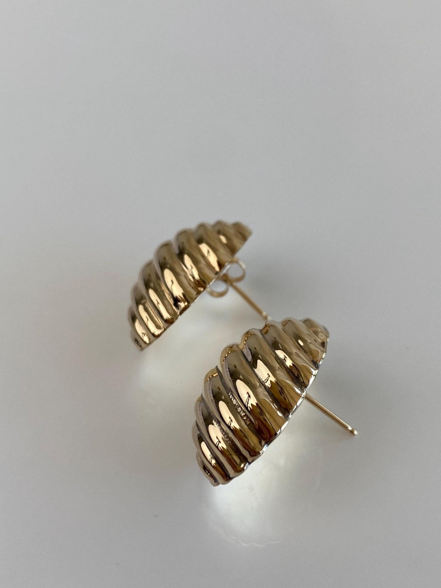 Vintage 14k Yellow Gold Scalloped Stud Earrings