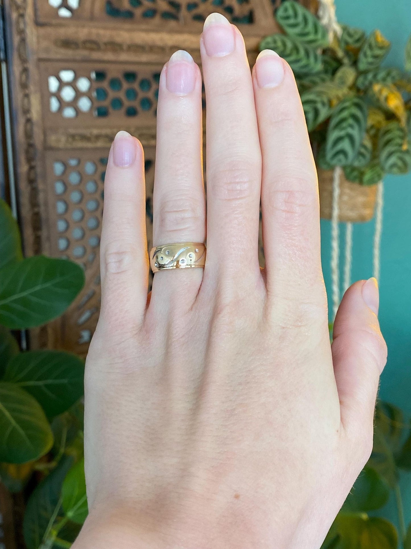 Vintage Solid 14k Yellow Gold Designed Ring Band - Size 5.25