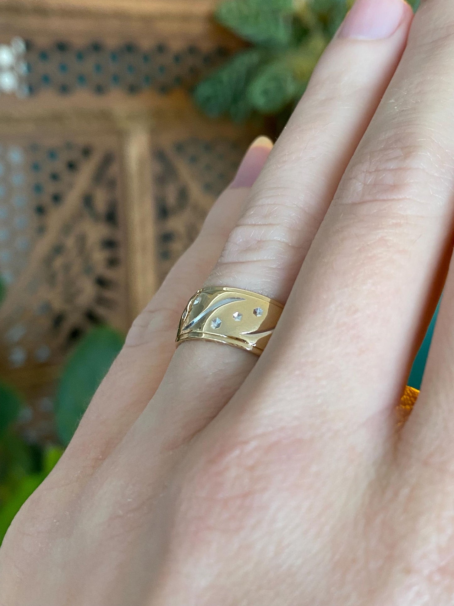 Vintage Solid 14k Yellow Gold Designed Ring Band - Size 5.25