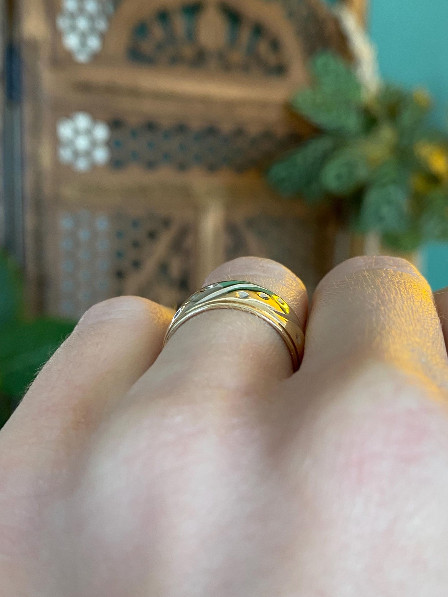 Vintage Solid 14k Yellow Gold Designed Ring Band - Size 5.25