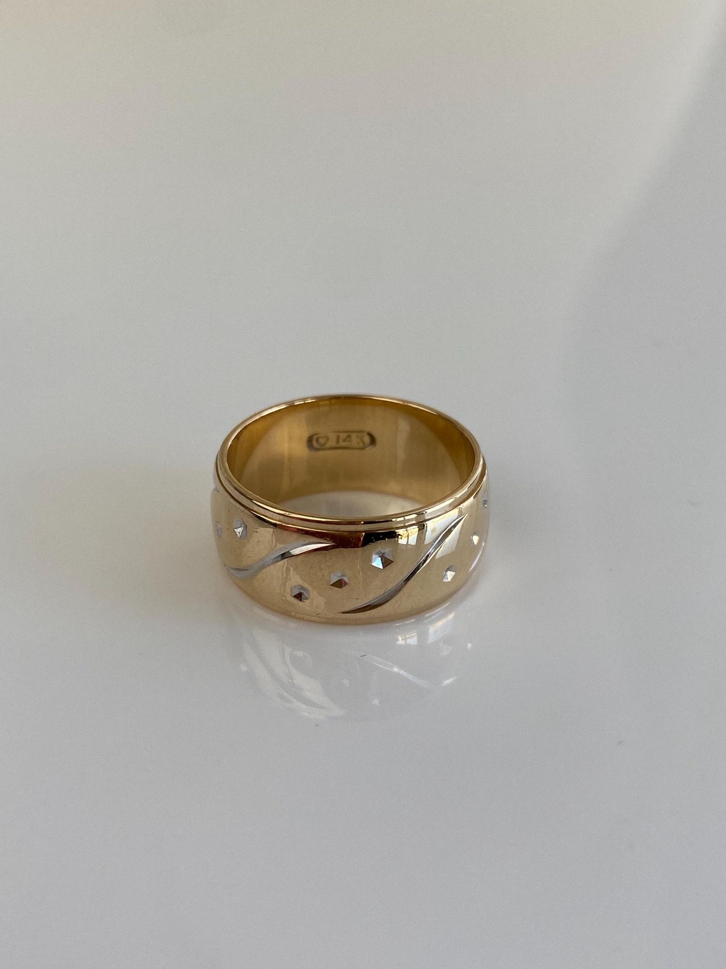 Vintage Solid 14k Yellow Gold Designed Ring Band - Size 5.25