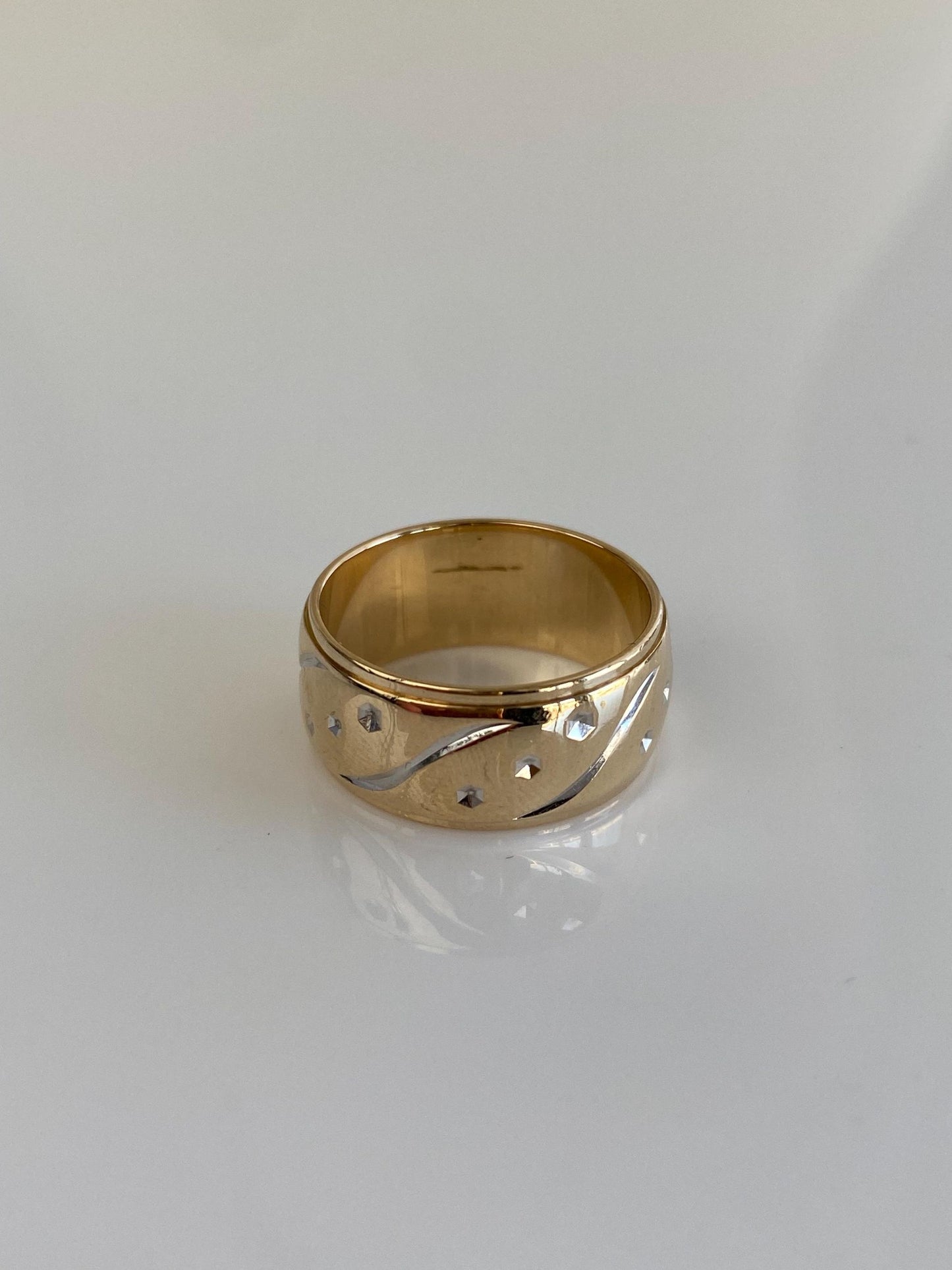 Vintage Solid 14k Yellow Gold Designed Ring Band - Size 5.25
