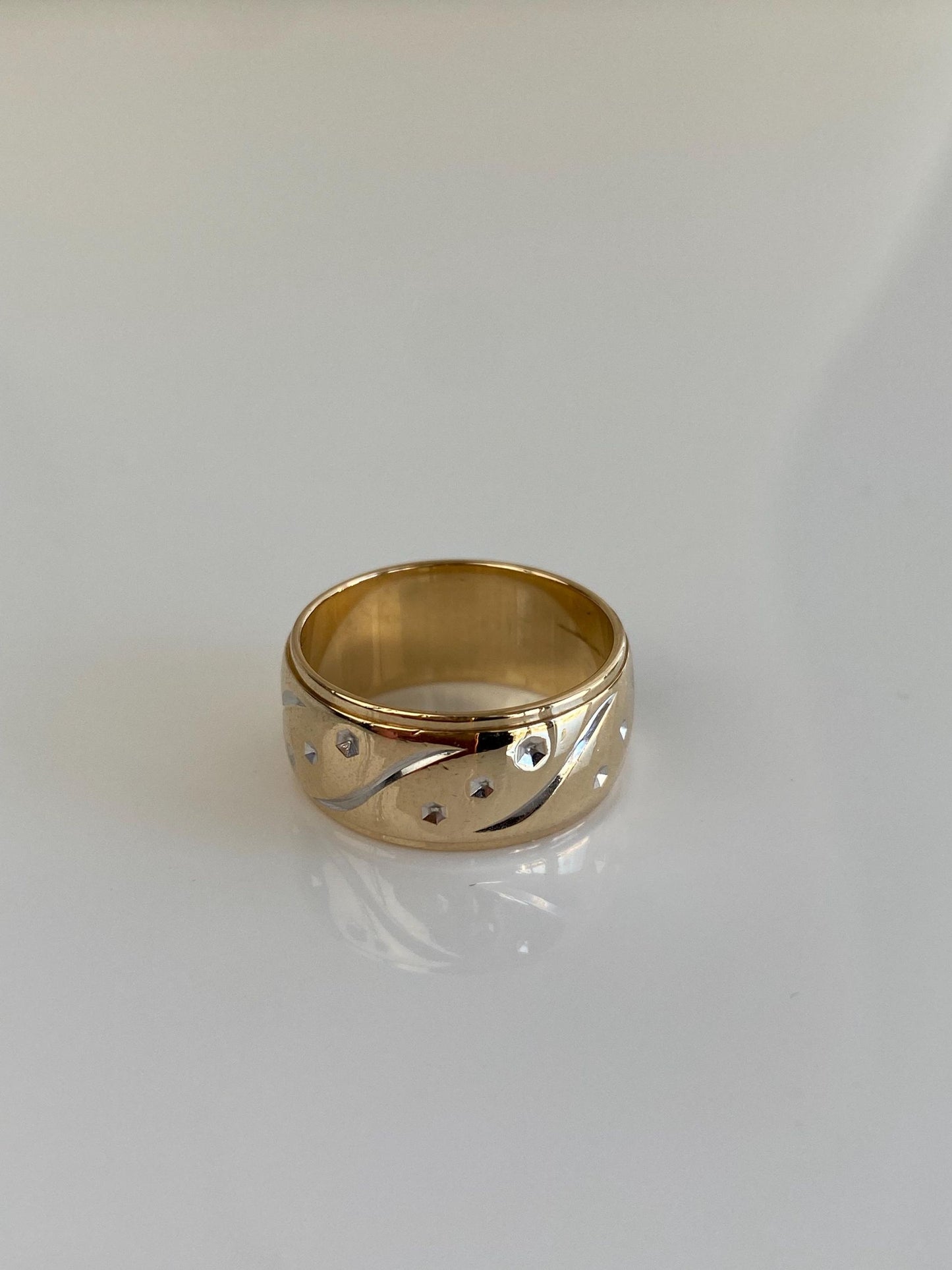 Vintage Solid 14k Yellow Gold Designed Ring Band - Size 5.25