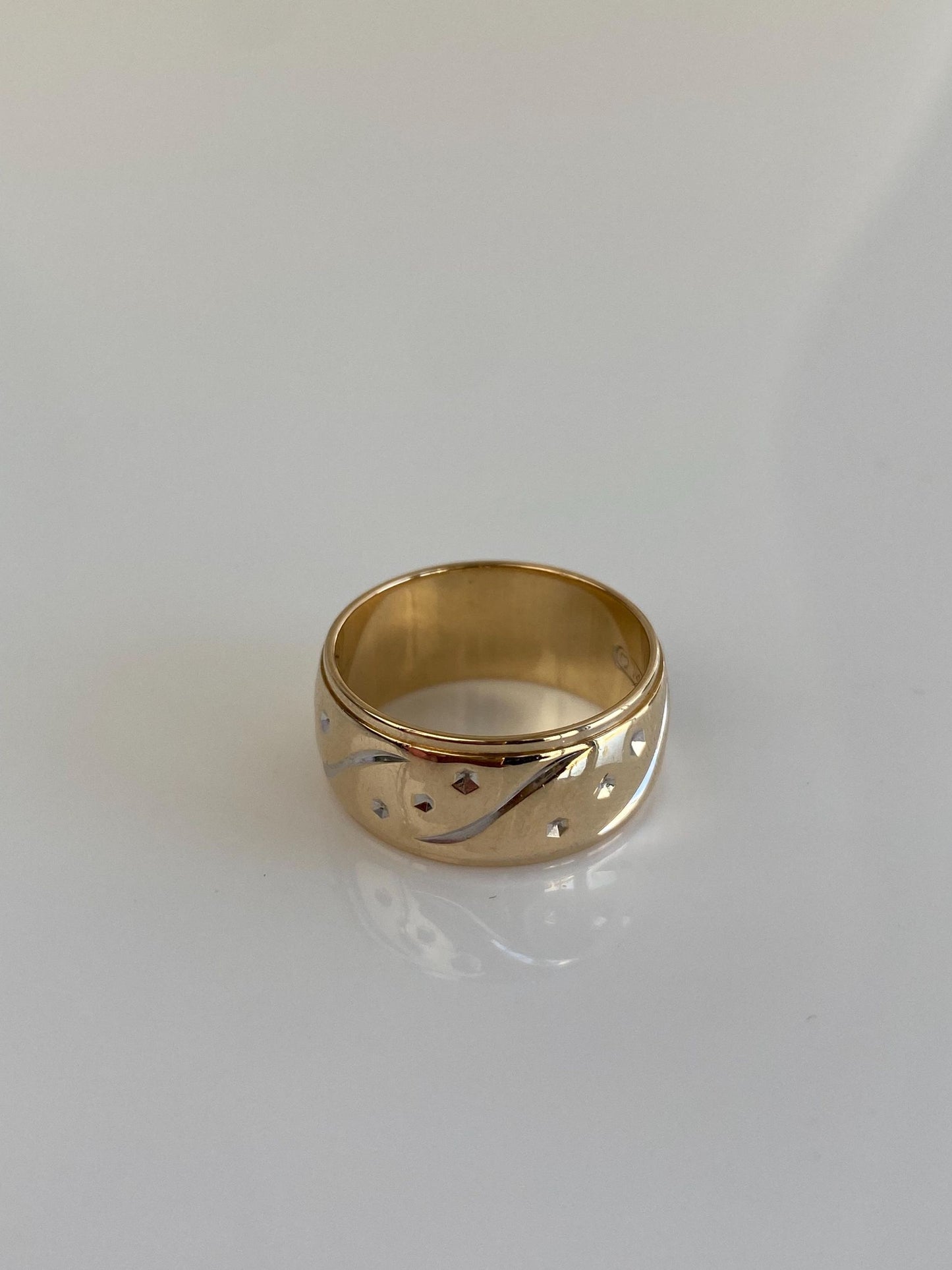 Vintage Solid 14k Yellow Gold Designed Ring Band - Size 5.25
