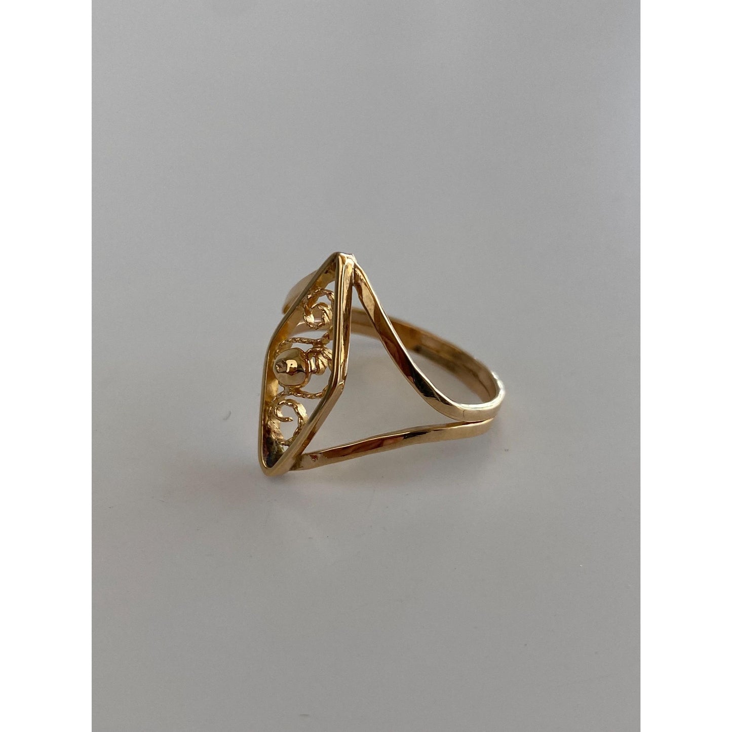 Vintage Solid 18k Yellow Gold Ring - Size 9.25
