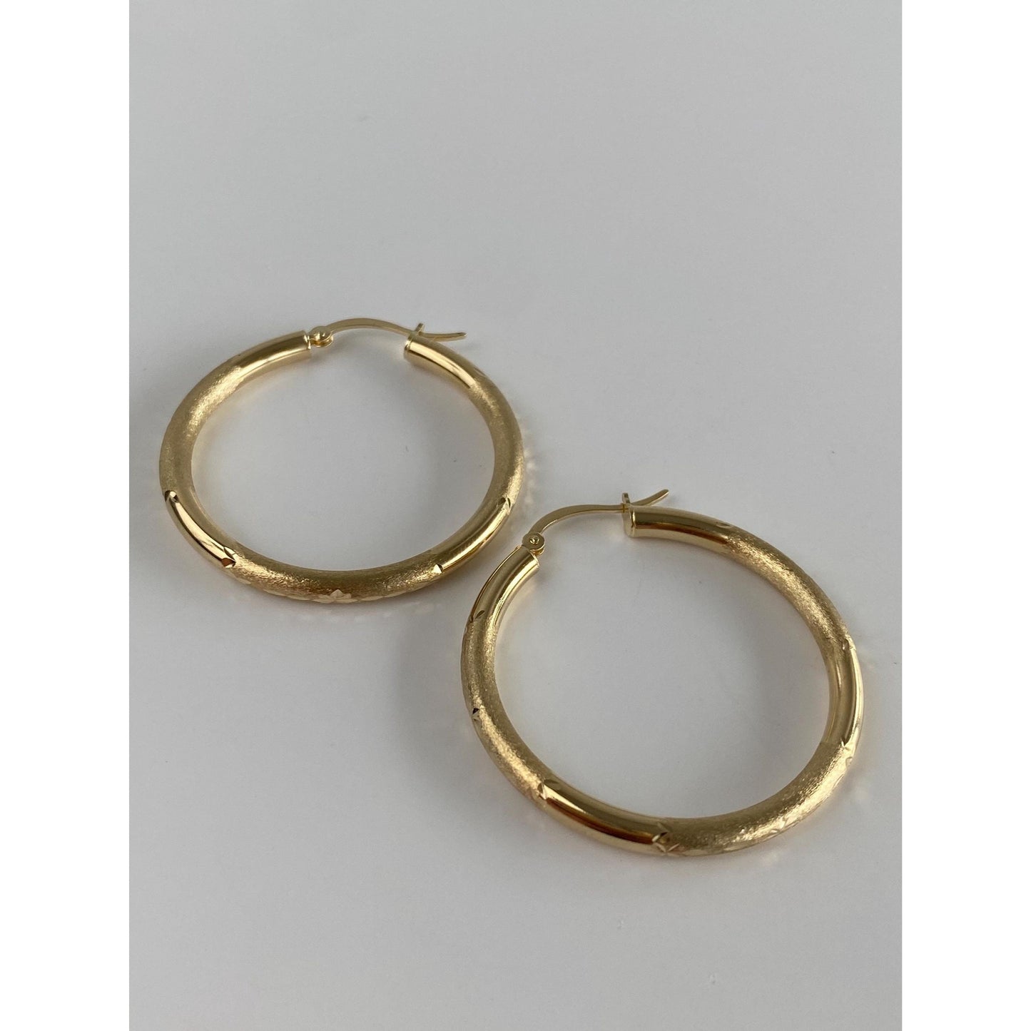 Vintage 14k Yellow Gold Satin Diamond Cut Star Pattern Hoop Earrings