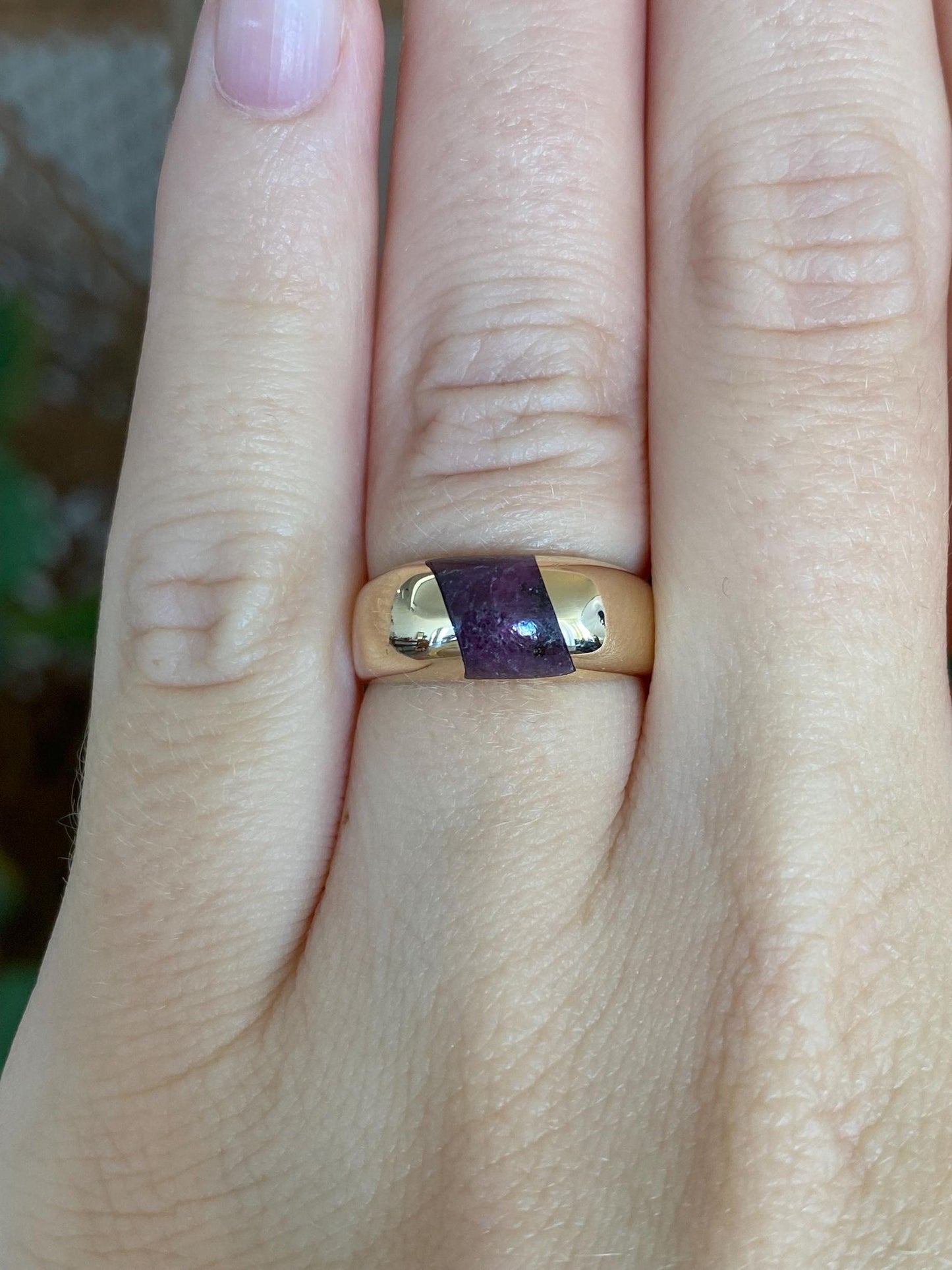 Vintage Solid 14k Yellow Gold Purple Inlay Ring - Size 5.75