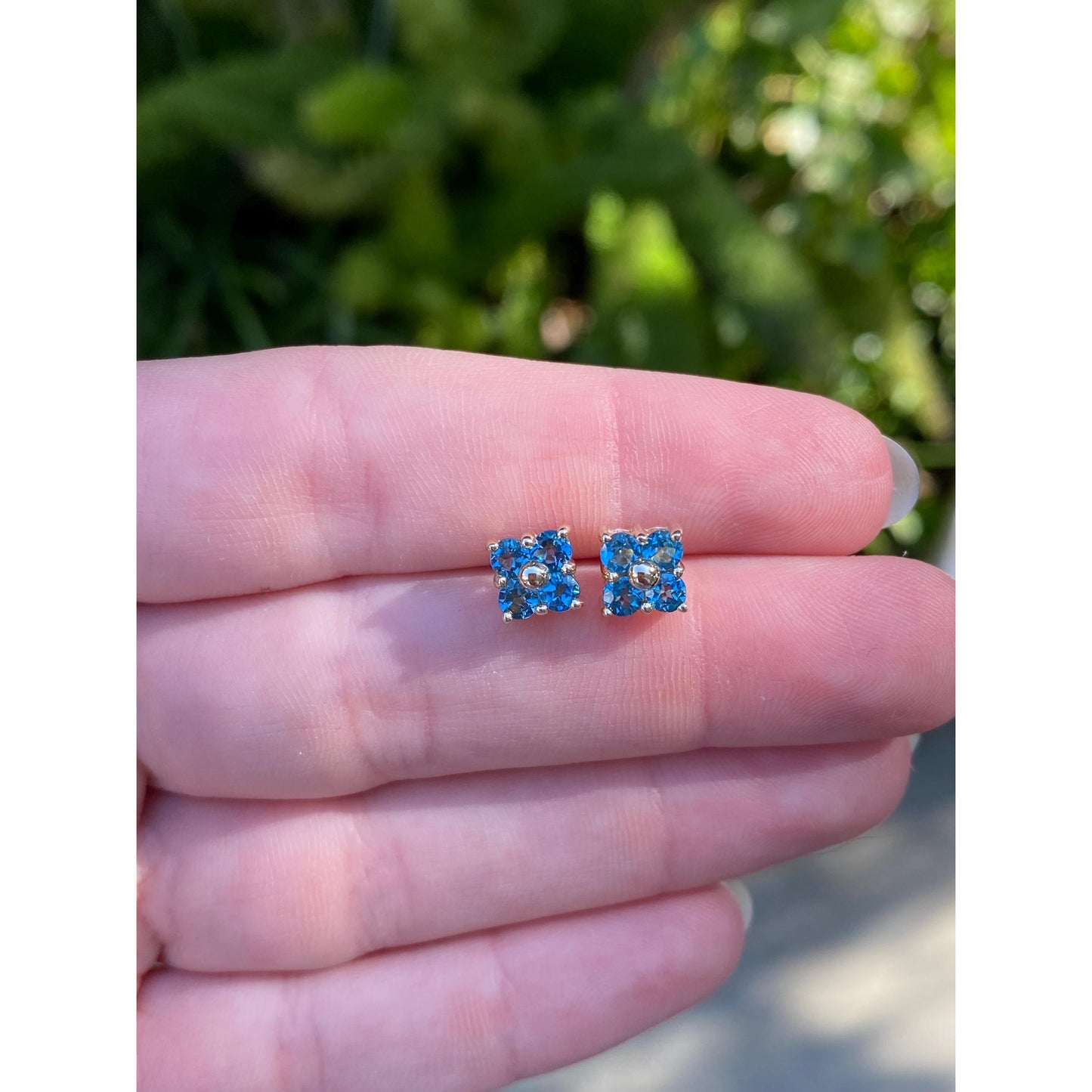 Vintage Solid 14k Yellow Gold Bright Blue Aquamarine Grid Stud Earrings