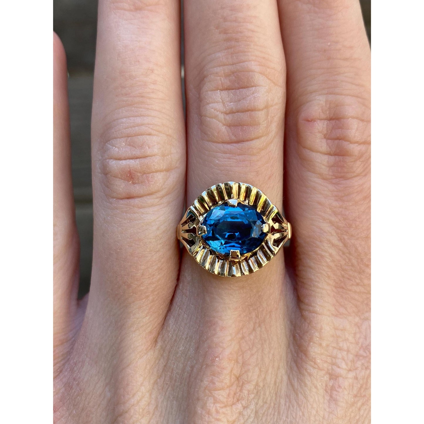 Vintage Solid 10k Yellow Gold Bright Blue Spinel Ring - Size 7.25
