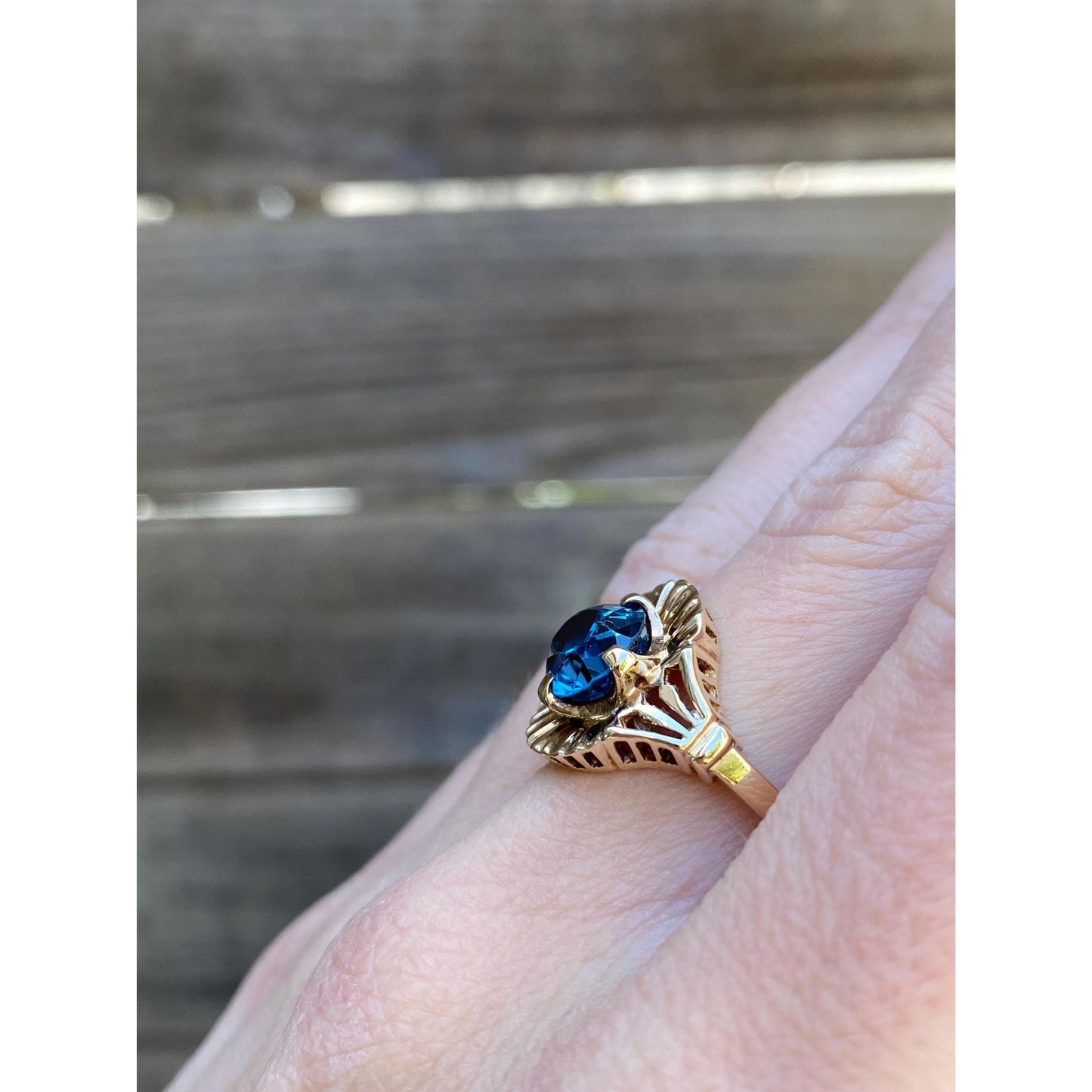 Vintage Solid 10k Yellow Gold Bright Blue Spinel Ring - Size 7.25