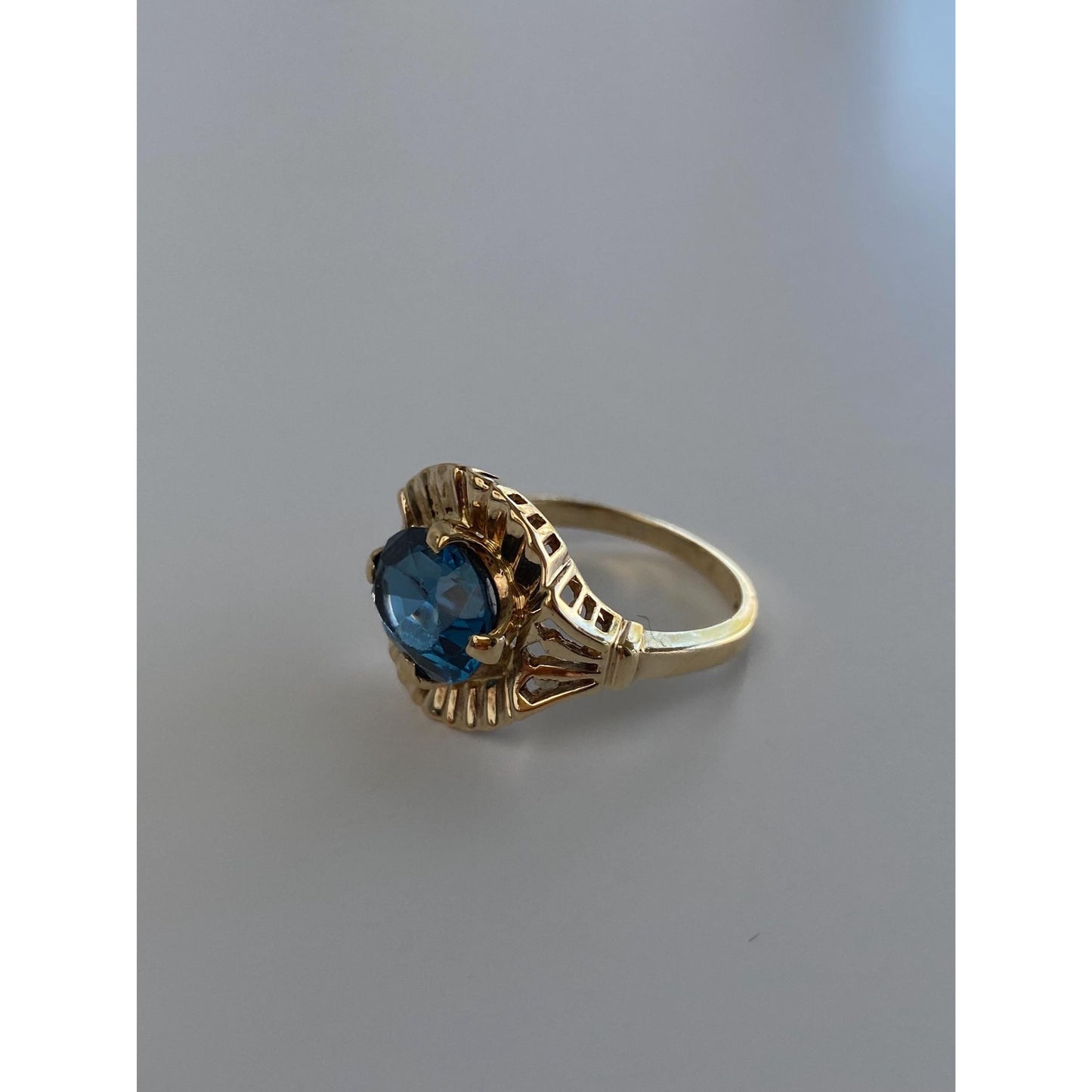 Vintage Solid 10k Yellow Gold Bright Blue Spinel Ring - Size 7.25