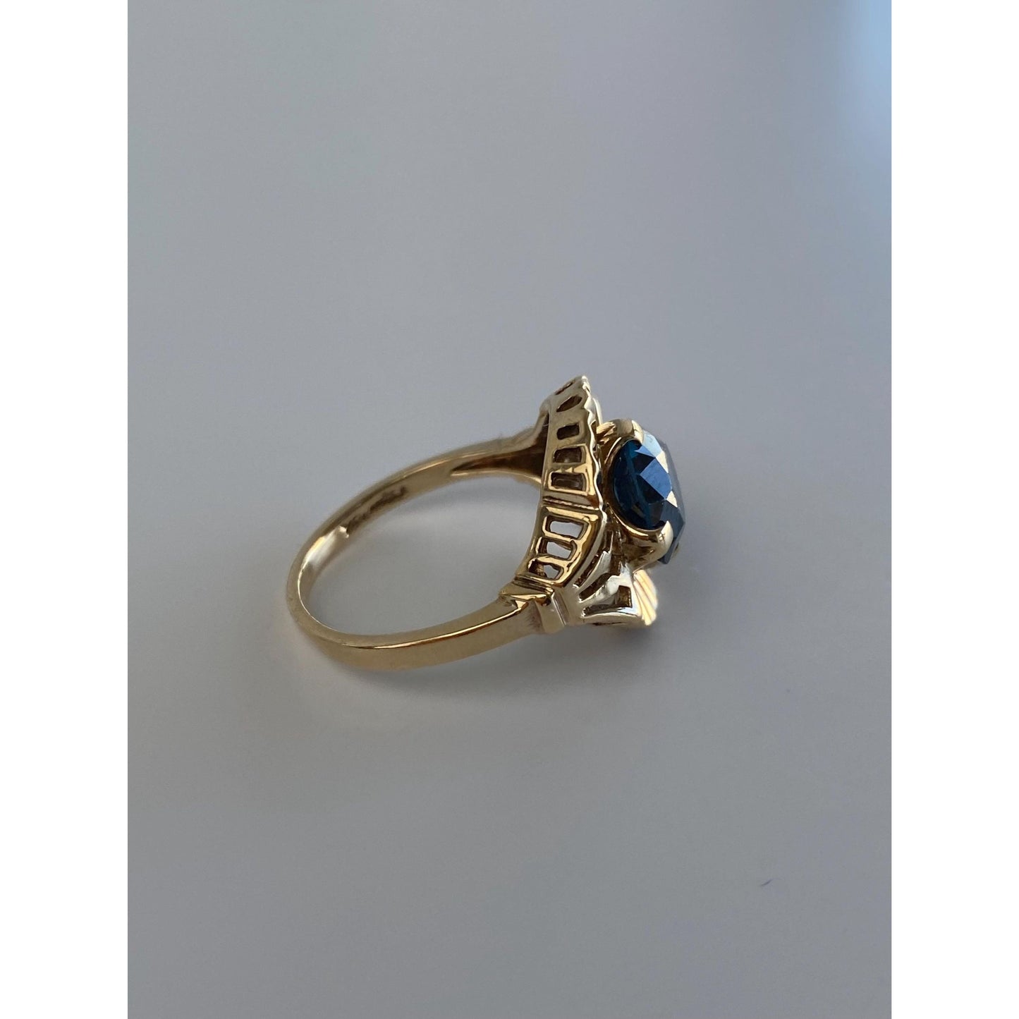 Vintage Solid 10k Yellow Gold Bright Blue Spinel Ring - Size 7.25