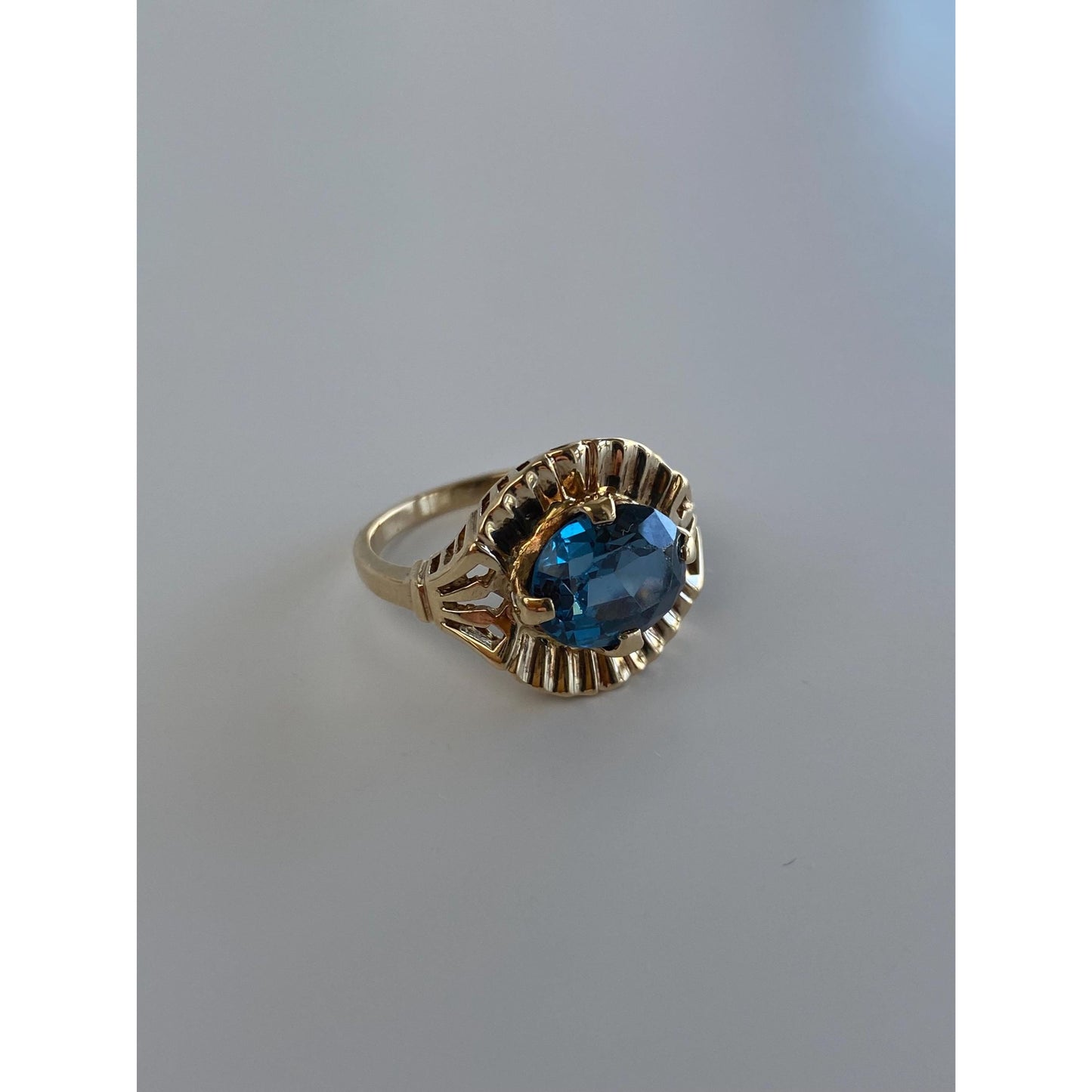 Vintage Solid 10k Yellow Gold Bright Blue Spinel Ring - Size 7.25