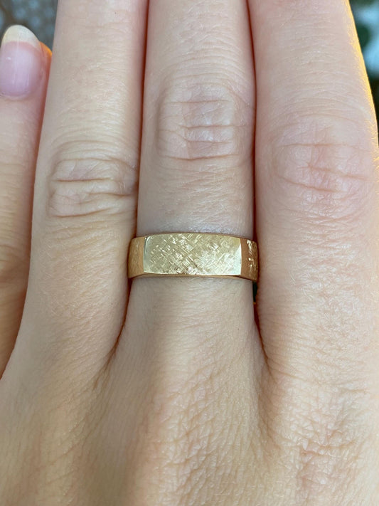 Vintage Solid 14k Yellow Gold Crosshatch Pattern Ring Band - Size 7.75