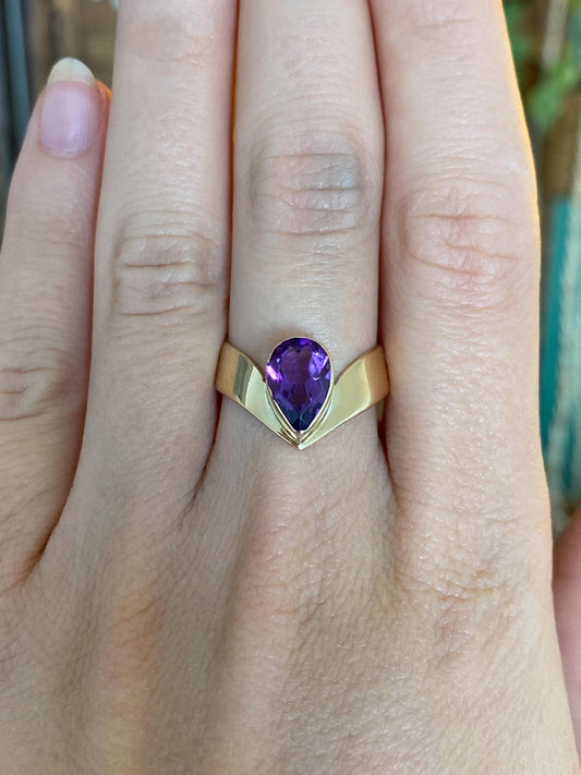 Vintage Solid 14k Yellow Gold Amethyst Teardrop Chevron Ring - Size 7