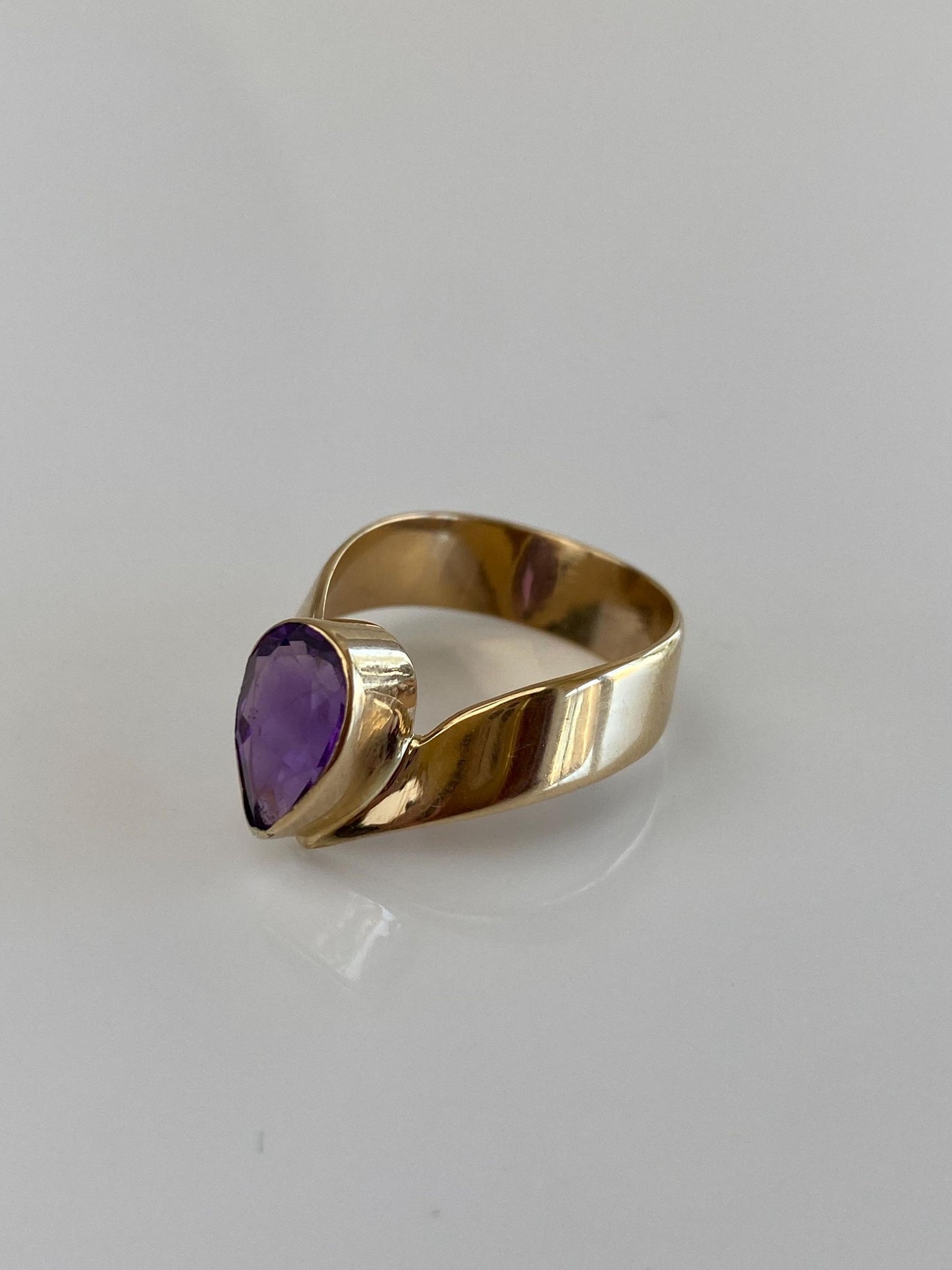 Vintage Solid 14k Yellow Gold Amethyst Teardrop Chevron Ring - Size 7