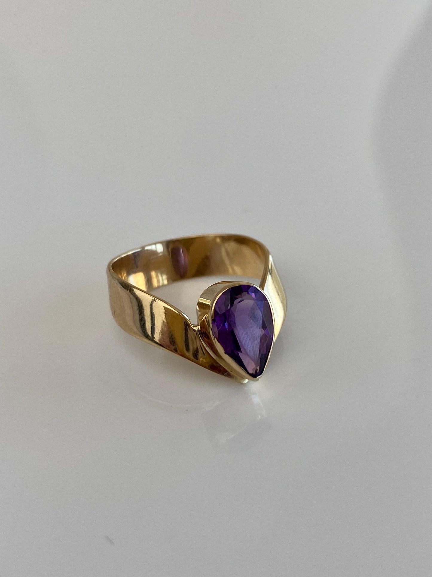 Vintage Solid 14k Yellow Gold Amethyst Teardrop Chevron Ring - Size 7