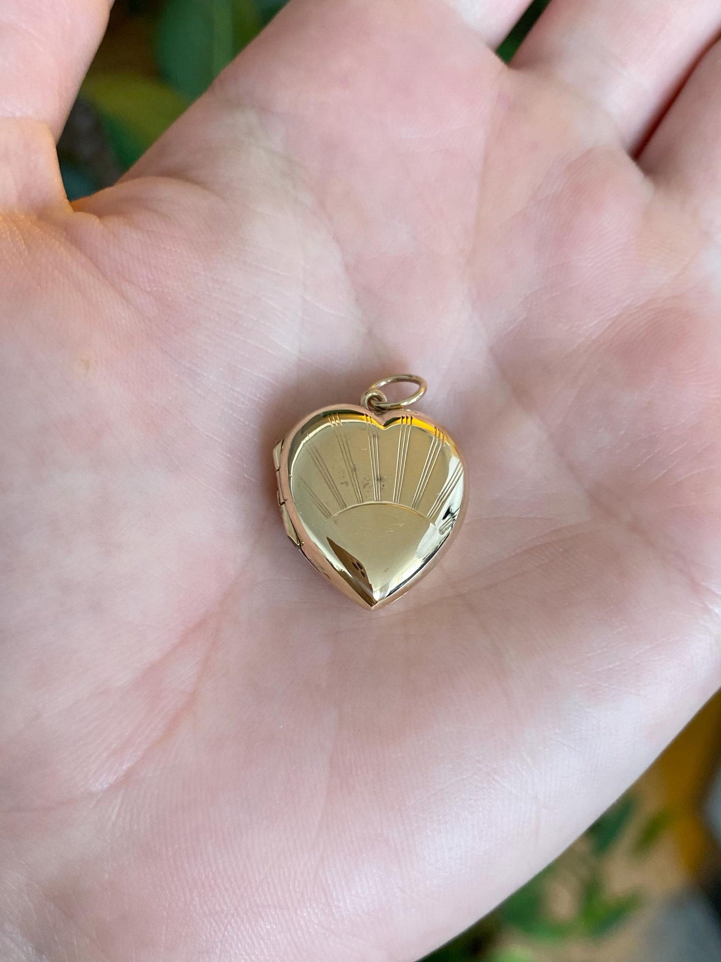 Vintage Solid 9k Yellow Gold Back & Front Shell Sun Ray Design Heart Locket Charm