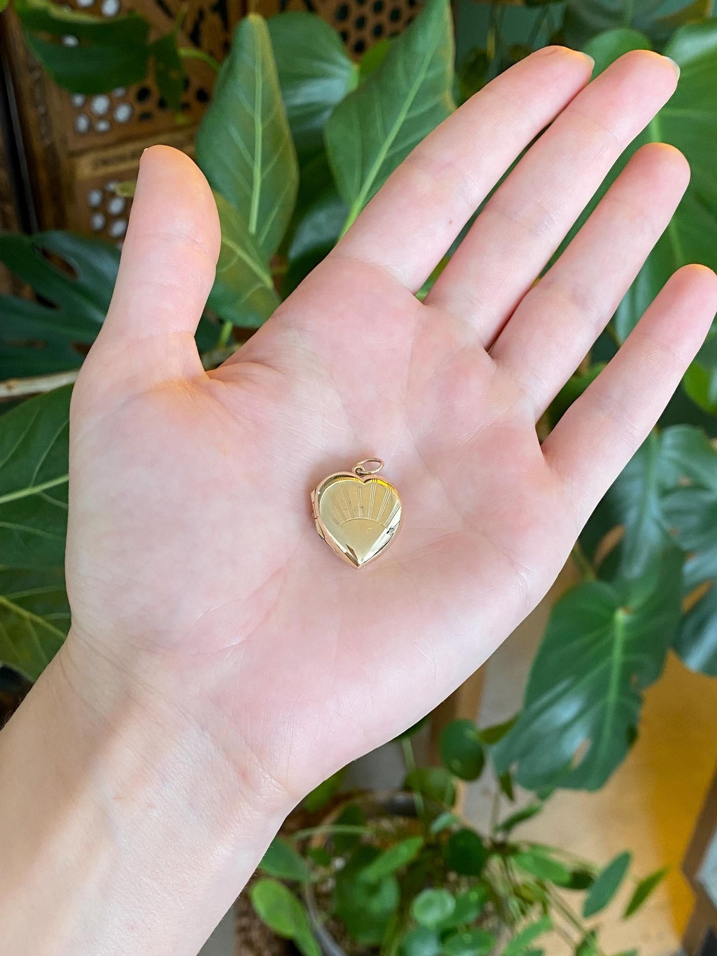 Vintage Solid 9k Yellow Gold Back & Front Shell Sun Ray Design Heart Locket Charm