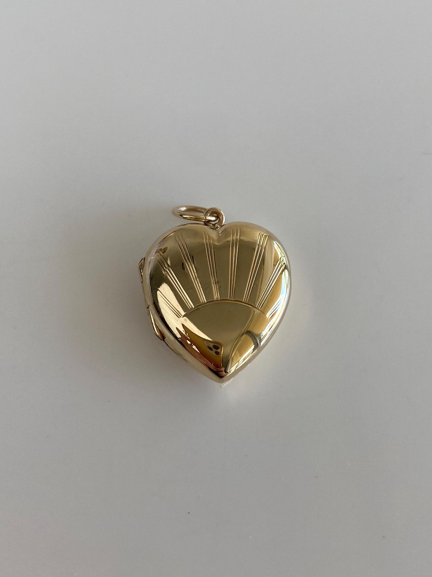 Vintage Solid 9k Yellow Gold Back & Front Shell Sun Ray Design Heart Locket Charm