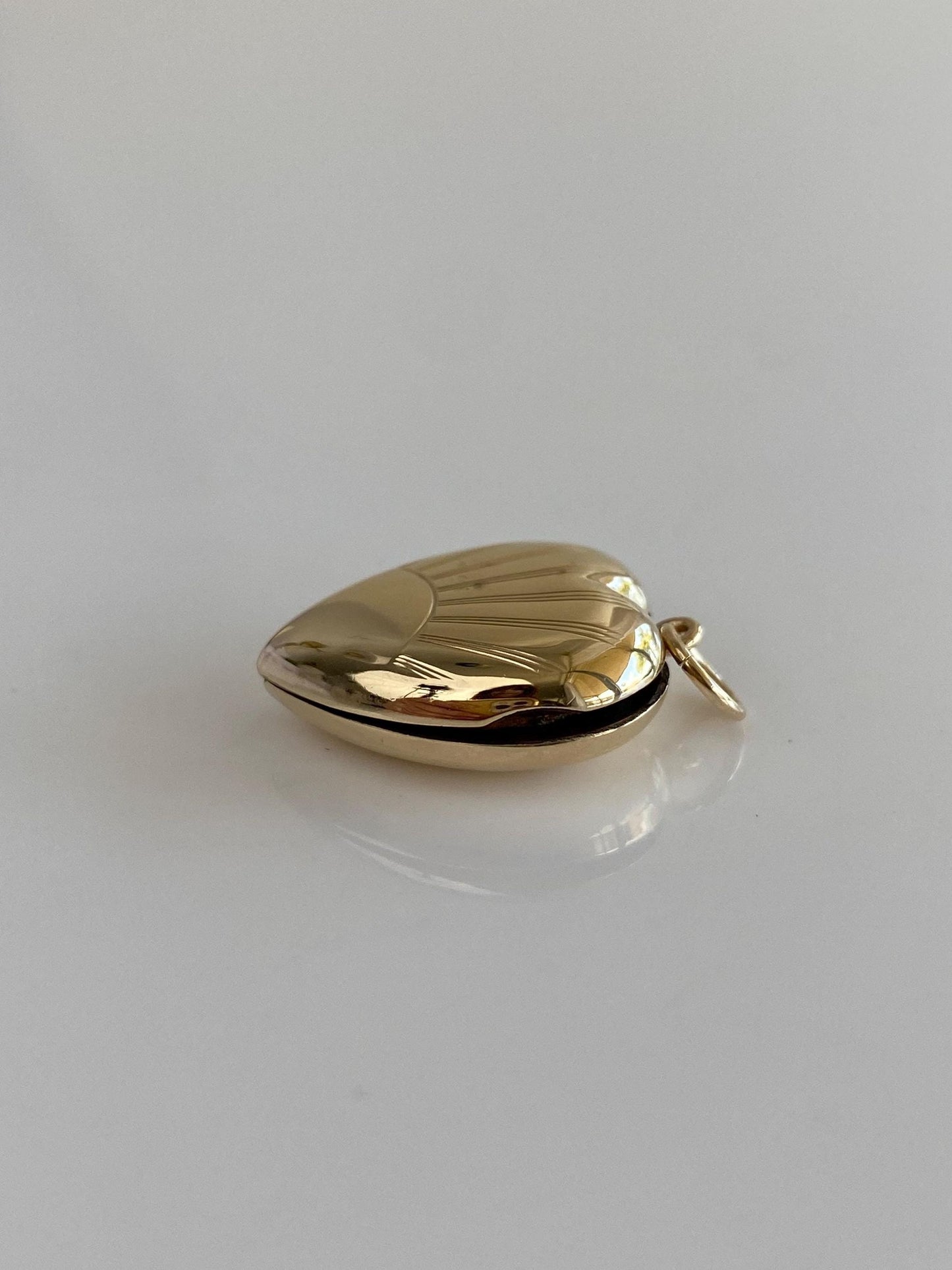 Vintage Solid 9k Yellow Gold Back & Front Shell Sun Ray Design Heart Locket Charm