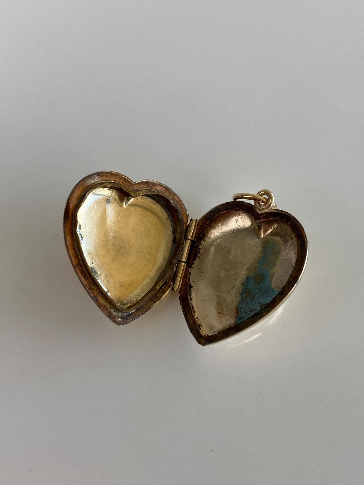 Vintage Solid 9k Yellow Gold Back & Front Shell Sun Ray Design Heart Locket Charm