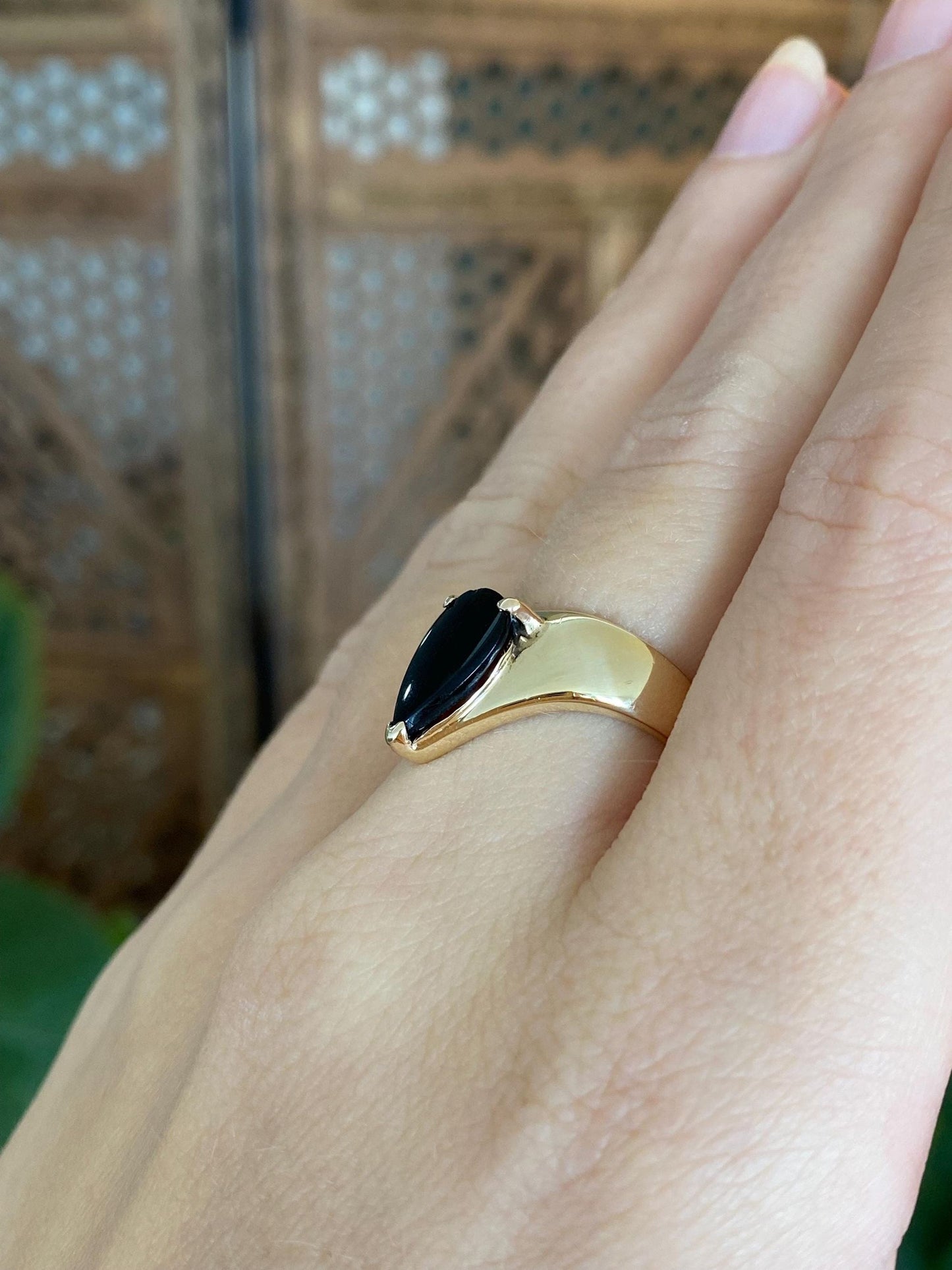 Vintage Solid 14k Yellow Gold Black Onyx Teardrop Chevron Ring - Size 6.25