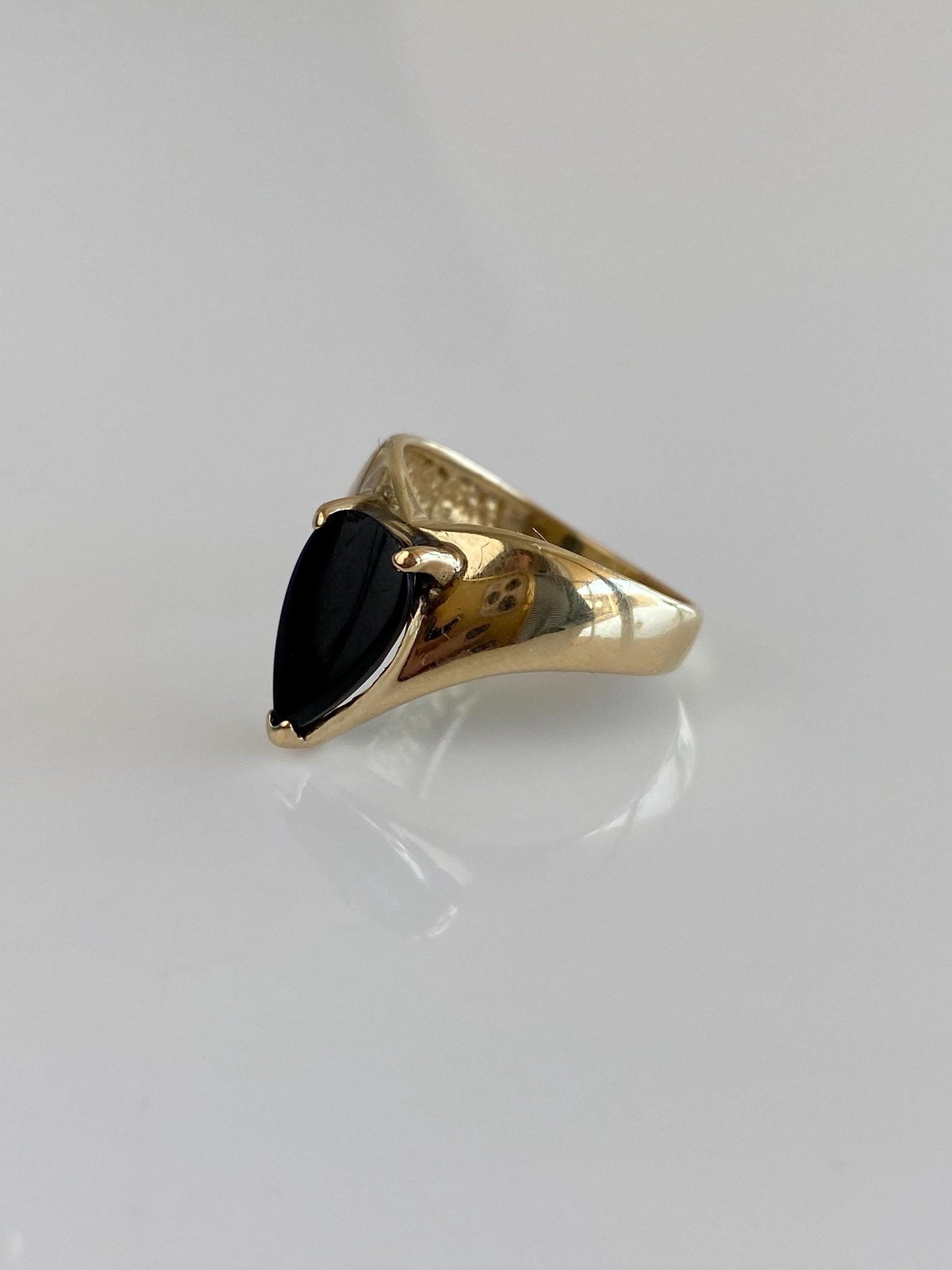 Vintage Solid 14k Yellow Gold Black Onyx Teardrop Chevron Ring - Size 6.25