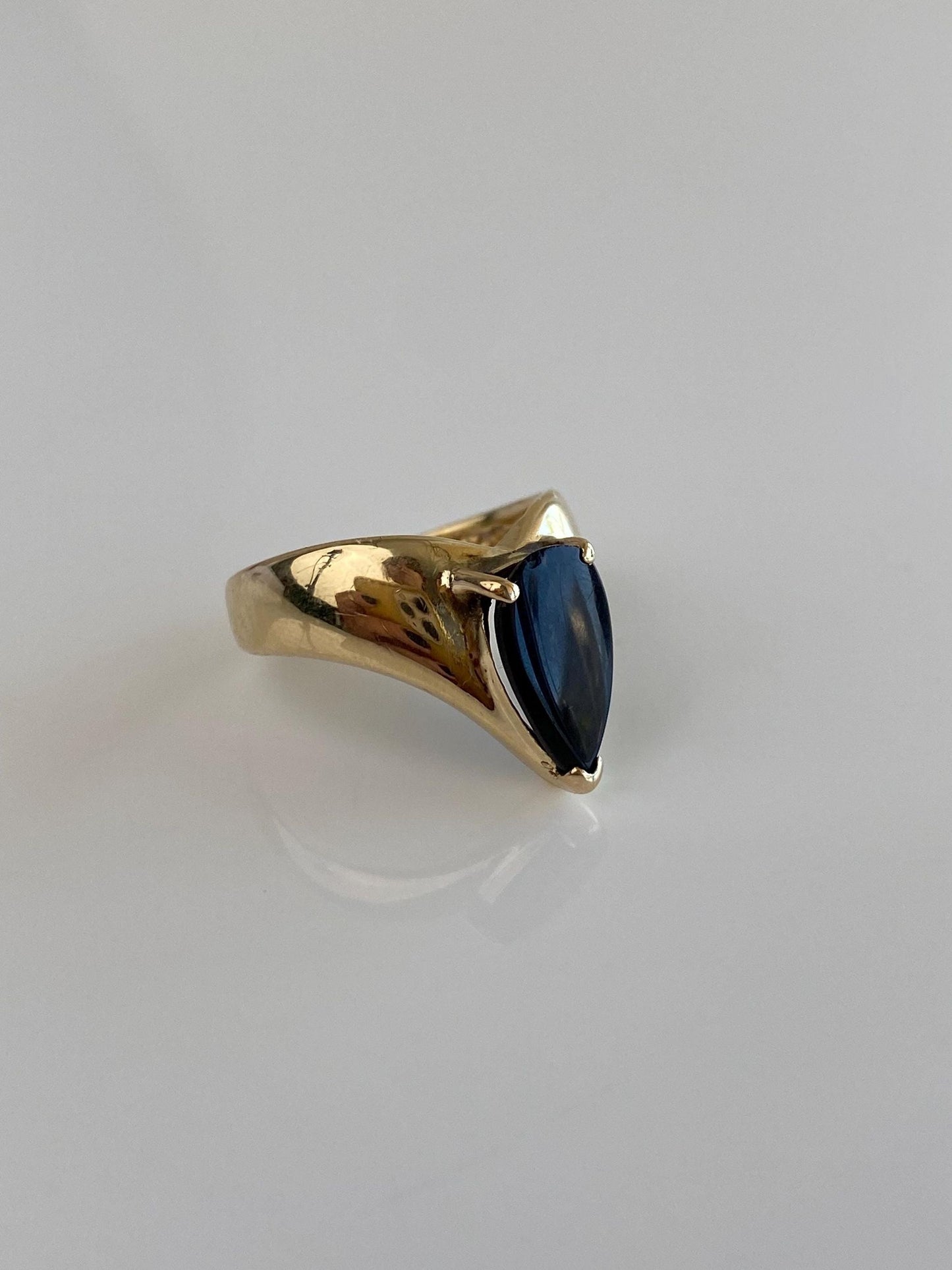Vintage Solid 14k Yellow Gold Black Onyx Teardrop Chevron Ring - Size 6.25