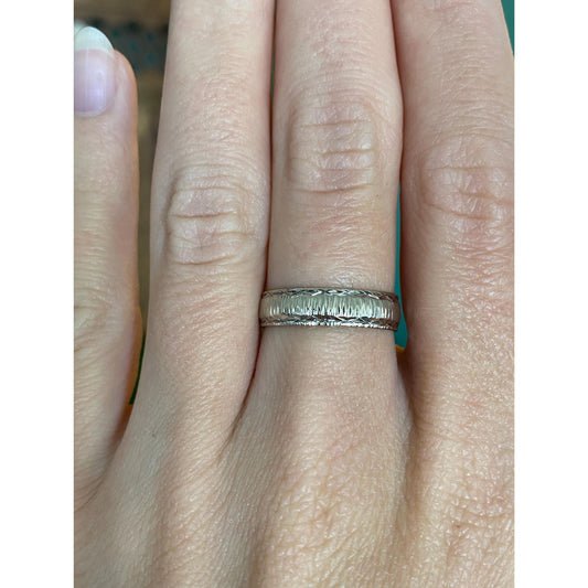 Vintage Solid 18k White Gold Diamond Cut Ring Band - Size 6.5