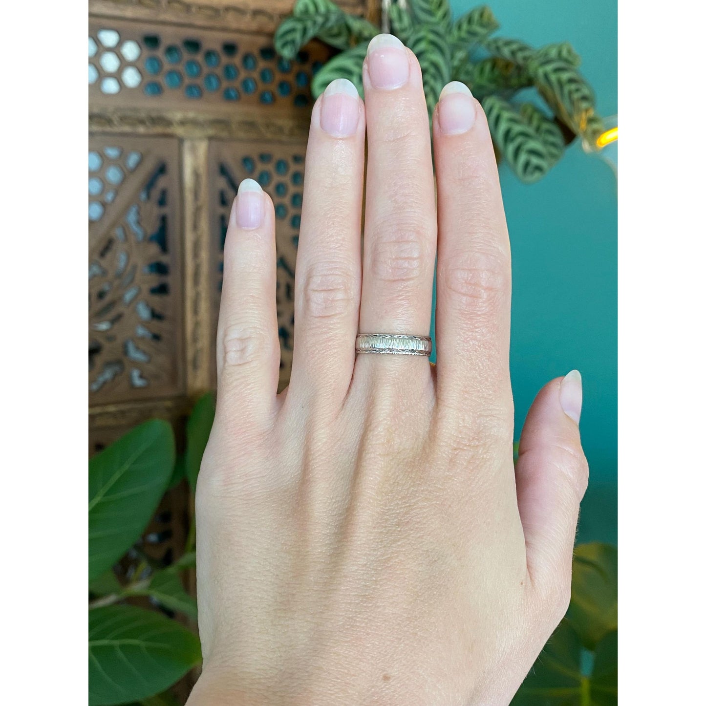 Vintage Solid 18k White Gold Diamond Cut Ring Band - Size 6.5