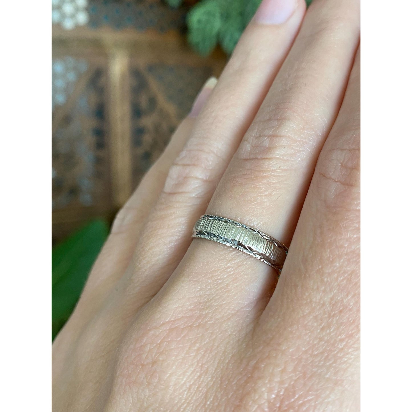 Vintage Solid 18k White Gold Diamond Cut Ring Band - Size 6.5