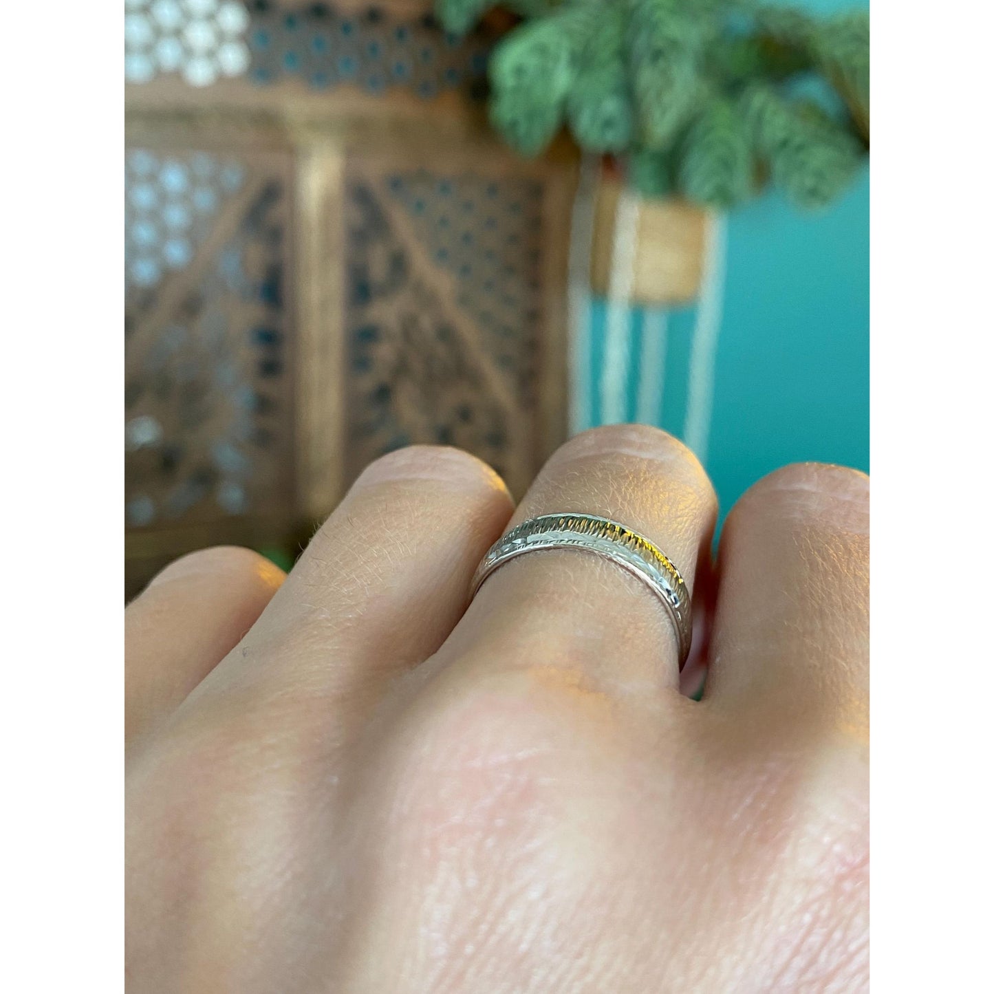 Vintage Solid 18k White Gold Diamond Cut Ring Band - Size 6.5