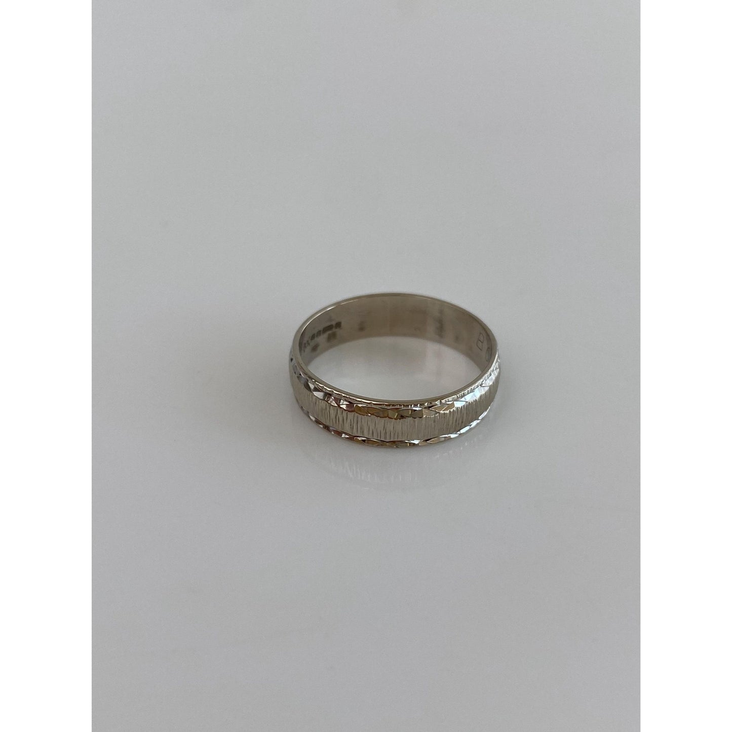 Vintage Solid 18k White Gold Diamond Cut Ring Band - Size 6.5